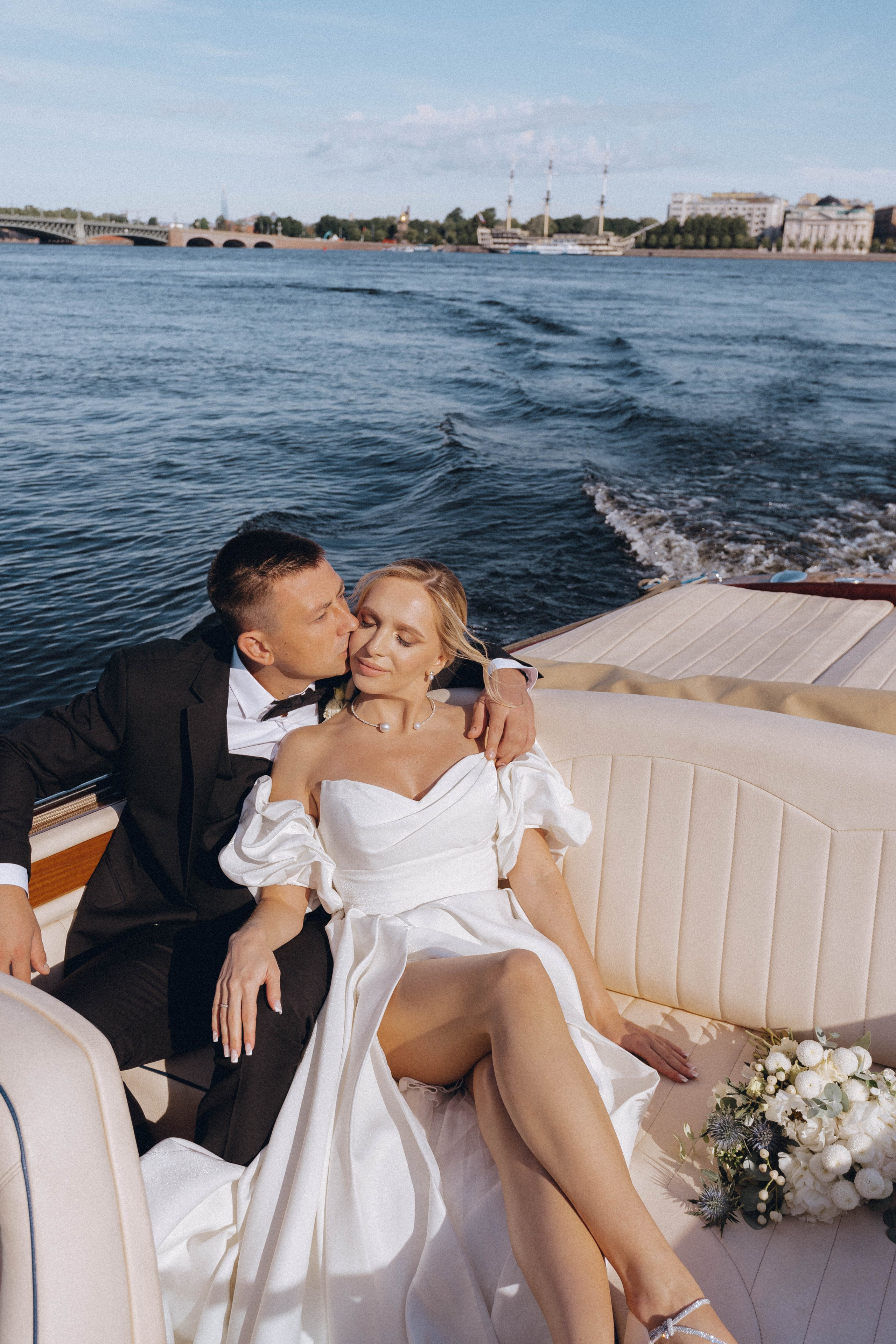 СВАДЕНБНАЯ СЬЕМКА НА КАТЕРЕ ПО КАНАЛАМ САНКТ-ПЕТЕРБУРГА И В АКВАТОРИИ НЕВЫ. Профессиональный фотограф, Санкт-Петербург — Виктория Богомолова