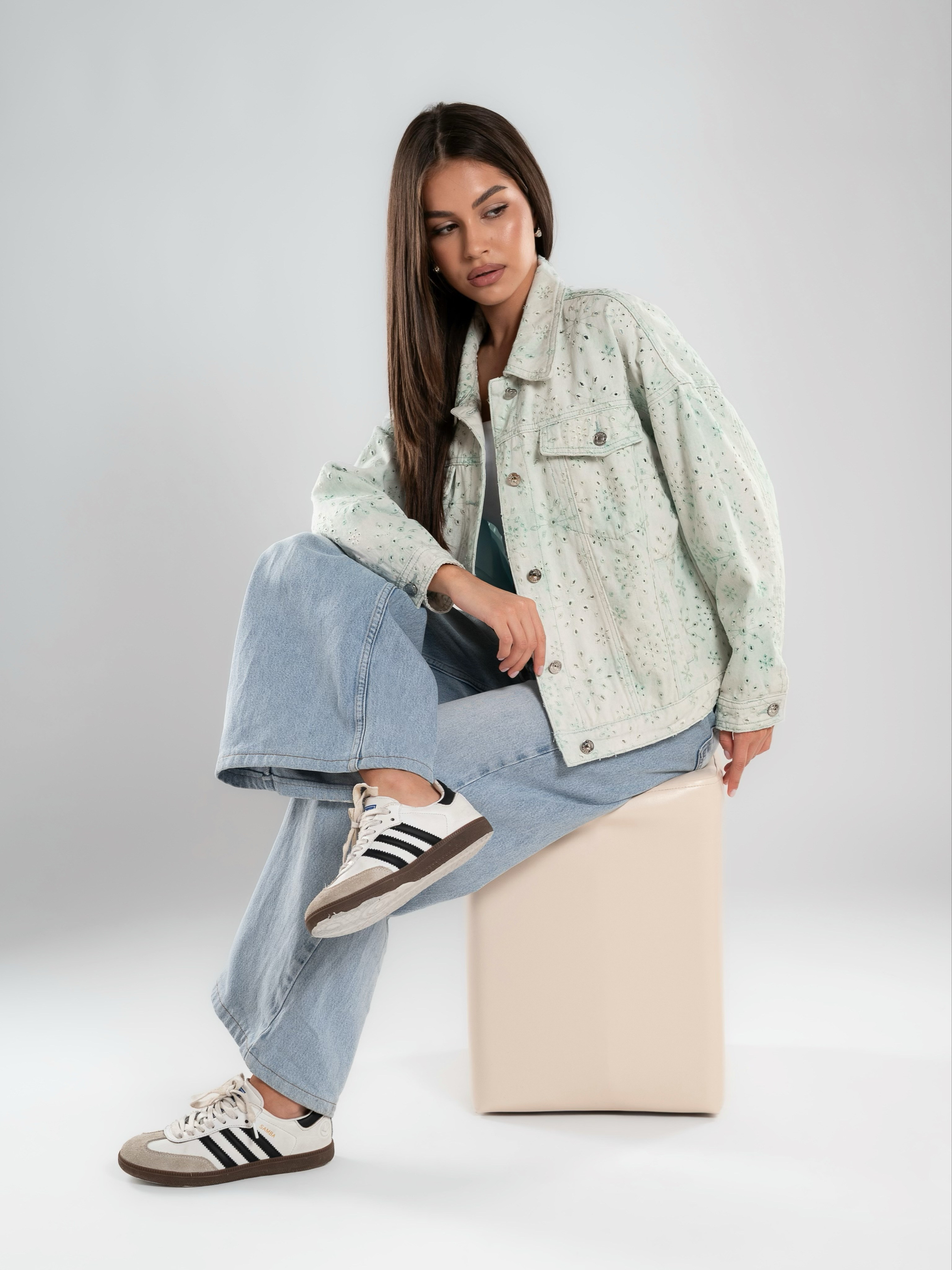 Джинсовые куртки на 2х моделях. Предметный фотограф, фото для маркетплейсов Пятигорск, КМВ