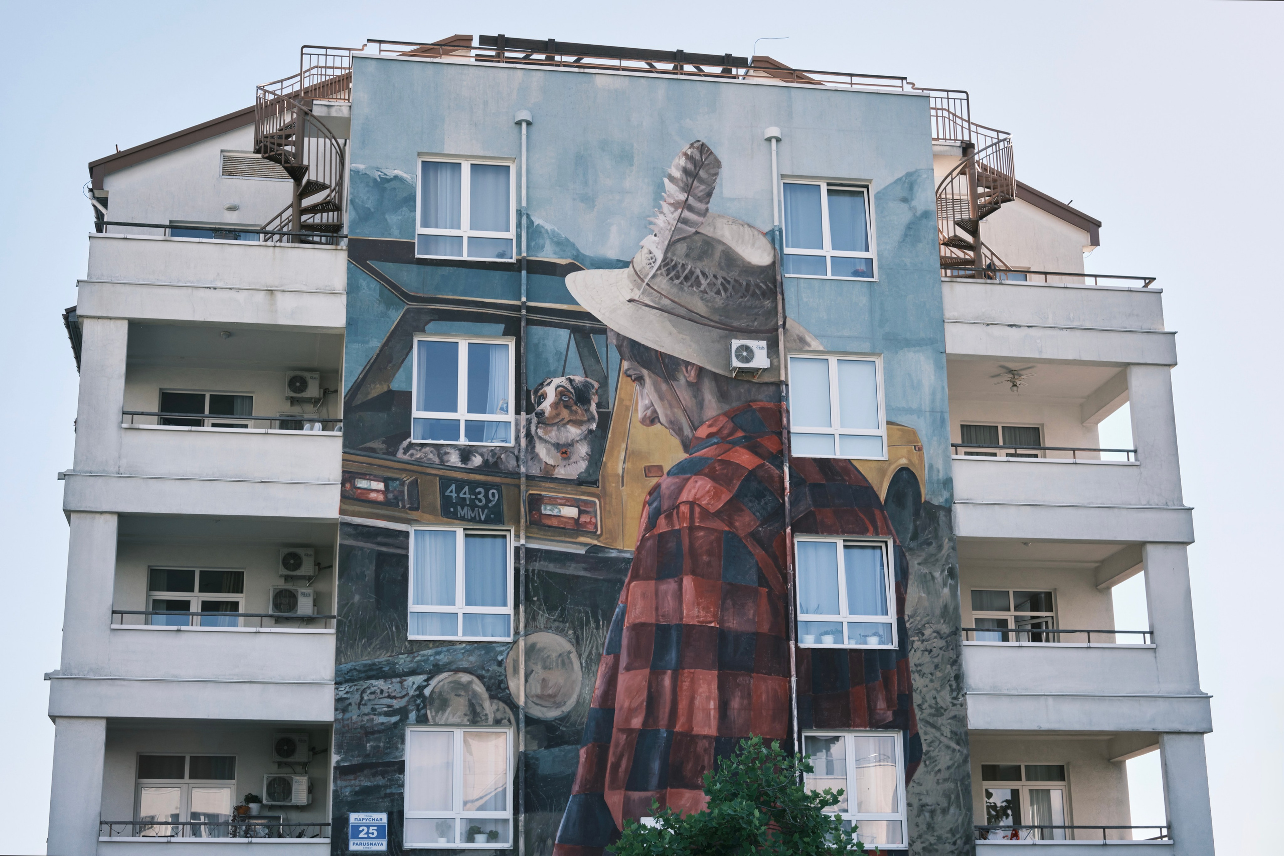 Граффити на доме в Сириус