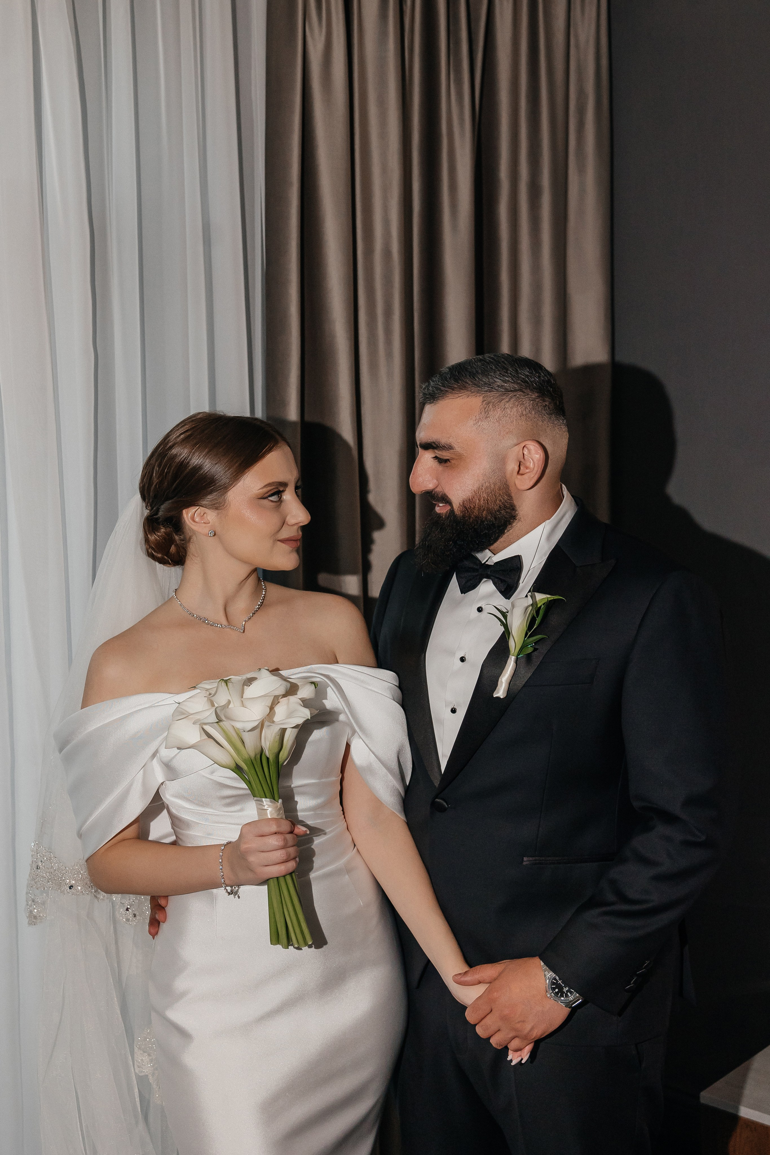 Утро невесты и свадебная фотосессия на балконе в отеле Hartwell Хартвел в Москве