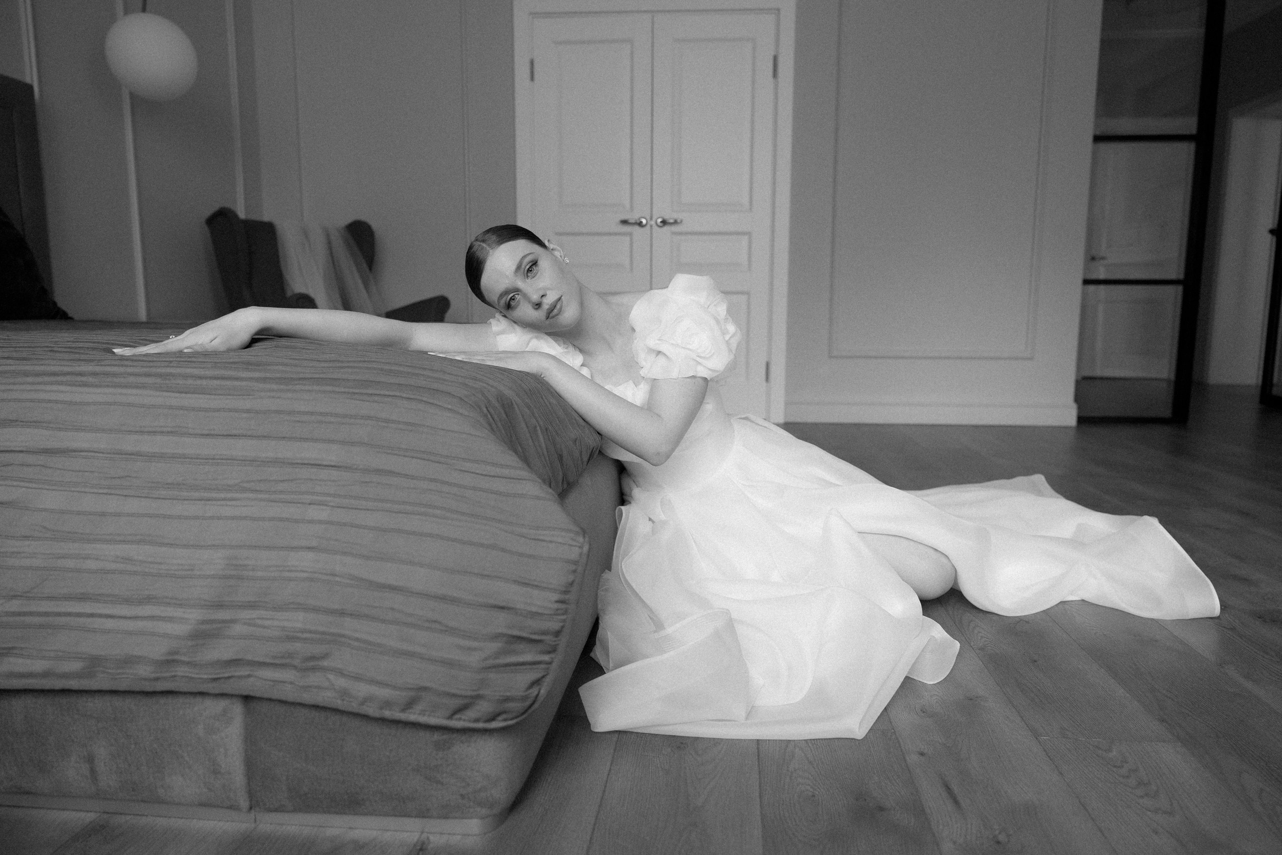 Здравствуйте! Я свадебный фотограф из Ульяновска, работаю в том числе по всей России и с выездом за границу. Снимаю свадьбы, lovestory, корпоративы, светский репортаж. Провожу обучение по фотографии, мастер-классы и воркшопы для других фотографов.