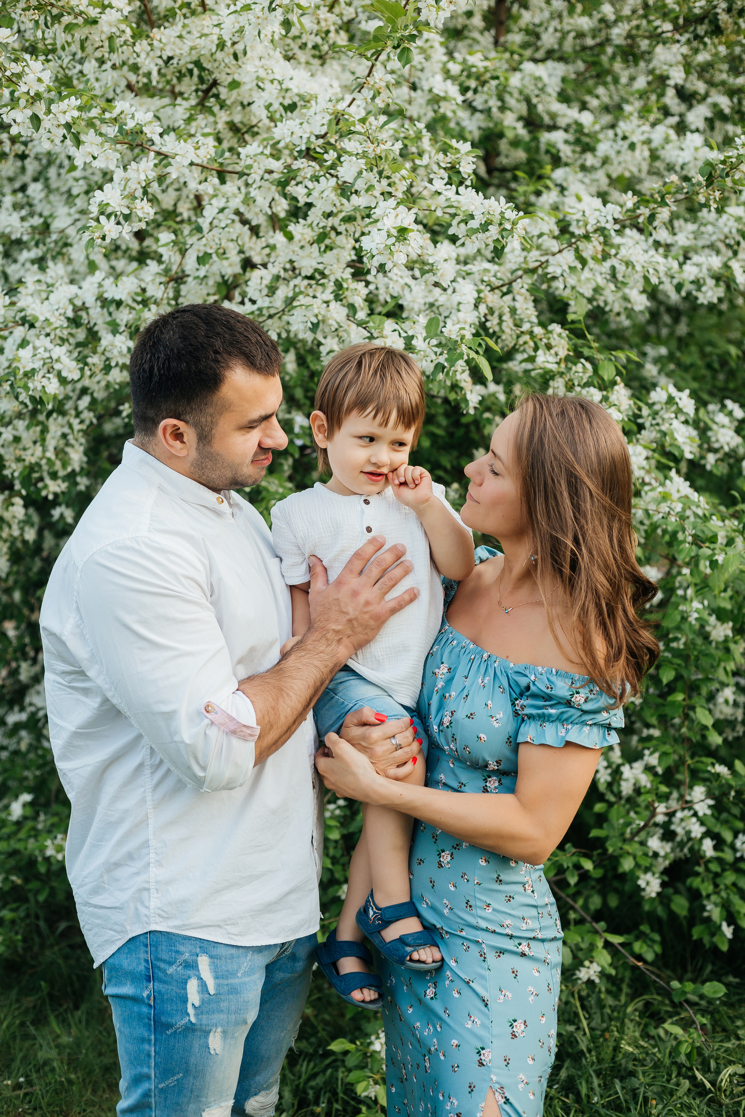Семейная фотосессия в цветении. Фотограф Мария Новоселова. Сургут
