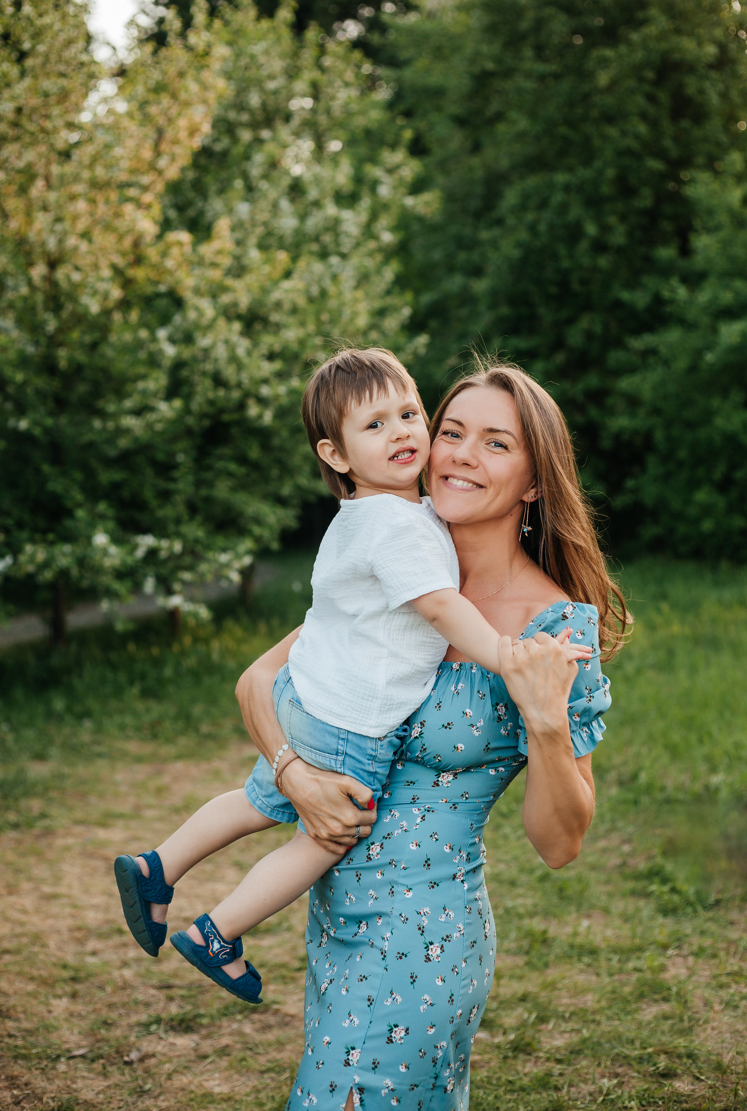 Семейная фотосессия в цветении. Фотограф Мария Новоселова. Сургут