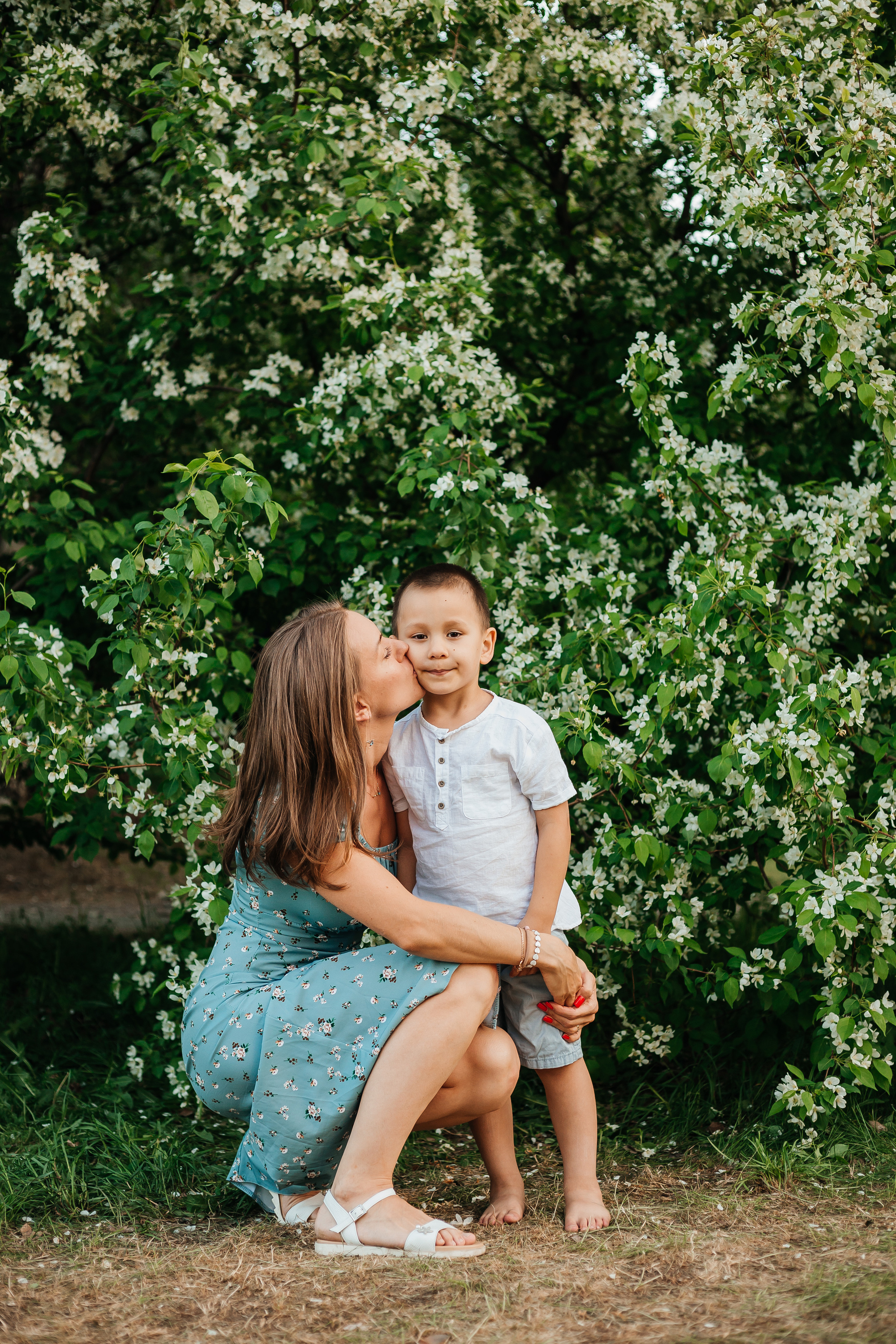 Семейная фотосессия в цветении. Фотограф Мария Новоселова. Сургут