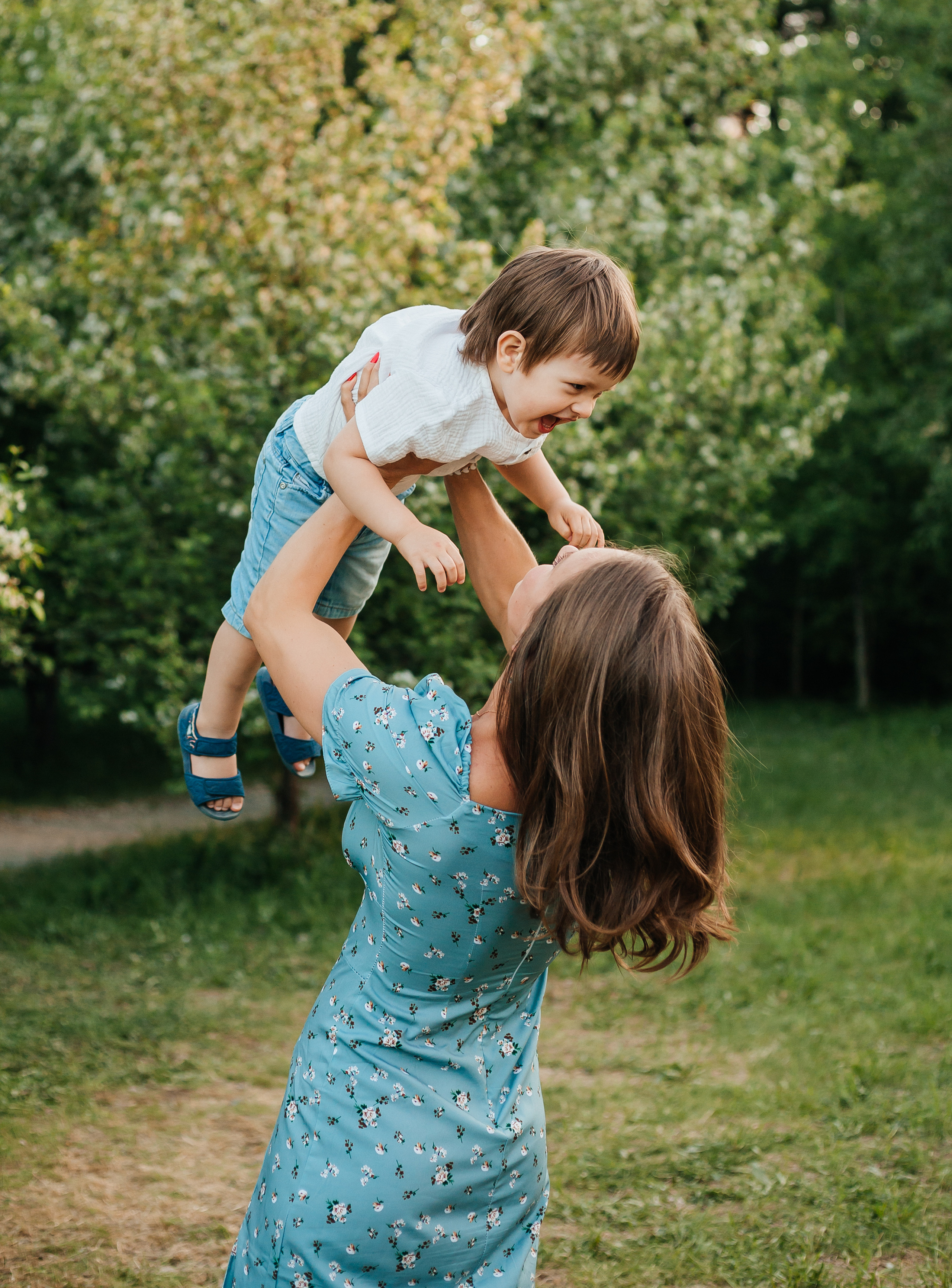 Семейная фотосессия в цветении. Фотограф Мария Новоселова. Сургут