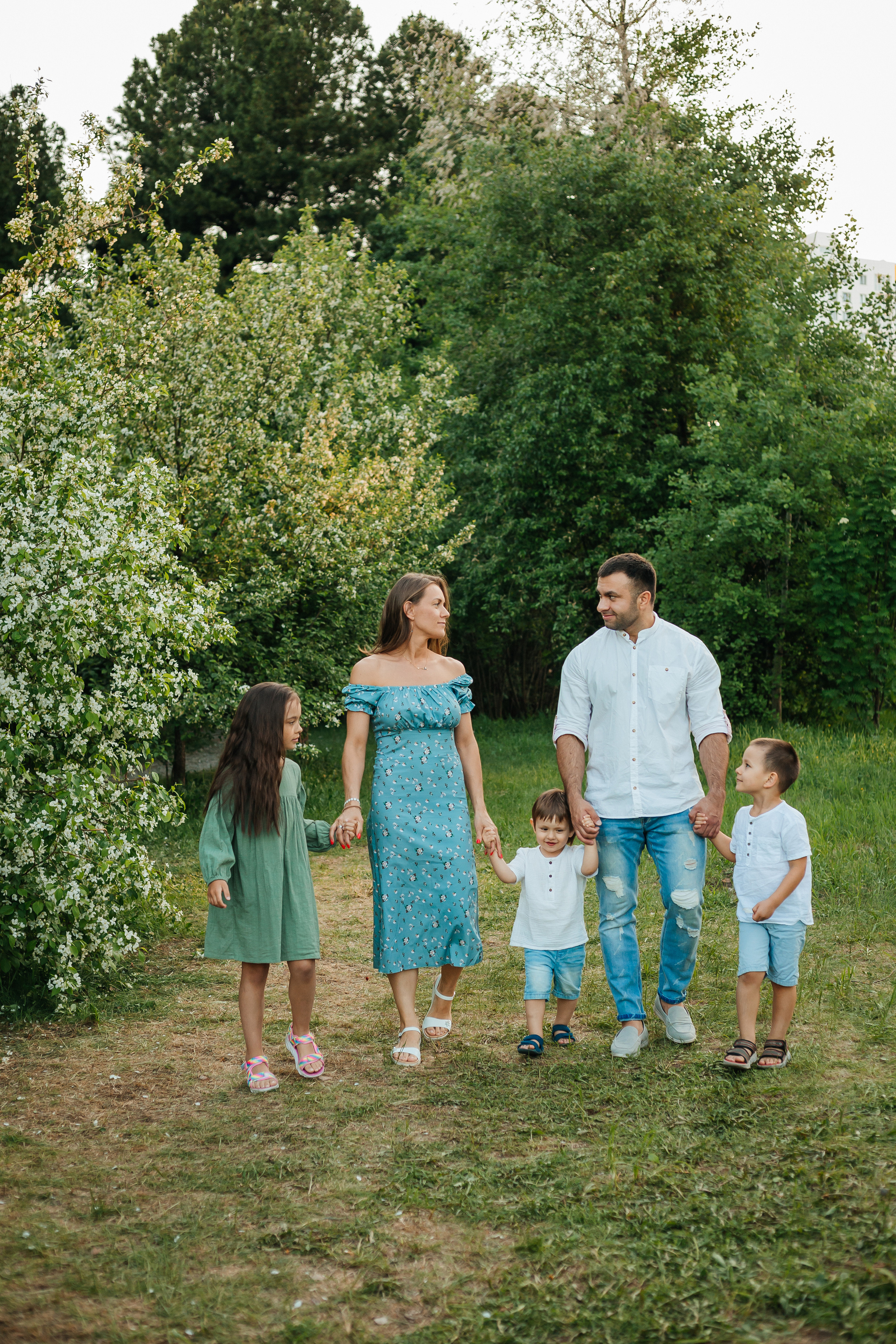 Семейная фотосессия в цветении. Фотограф Мария Новоселова. Сургут