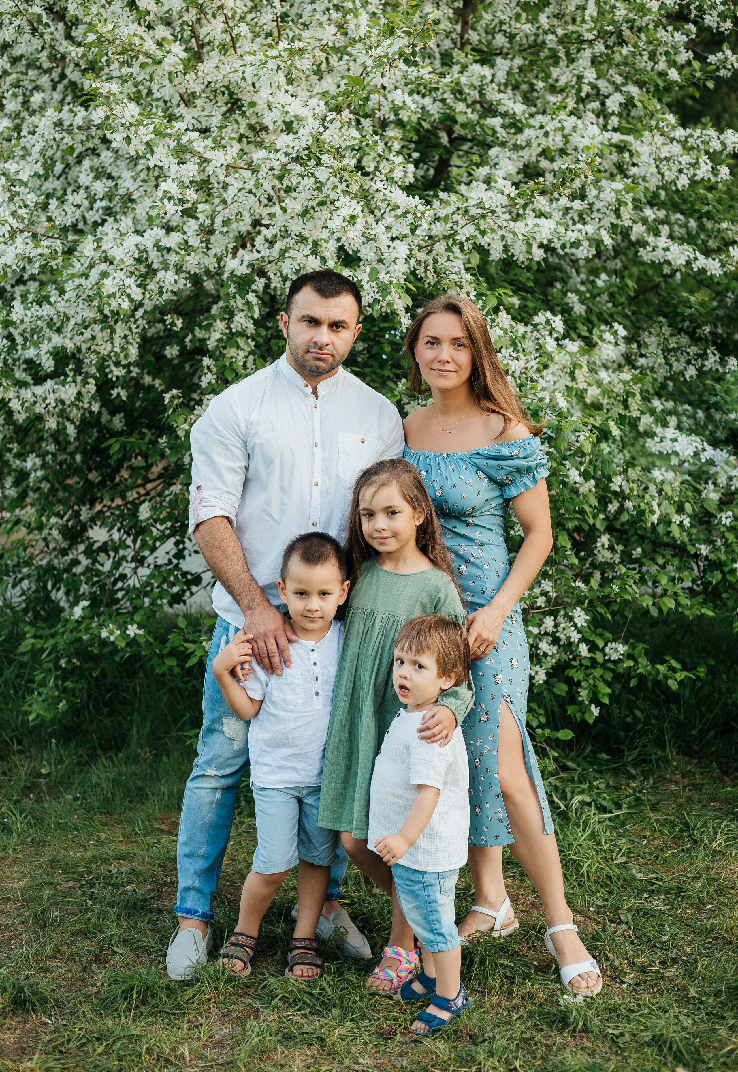 Семейная фотосессия в цветении. Фотограф Мария Новоселова. Сургут