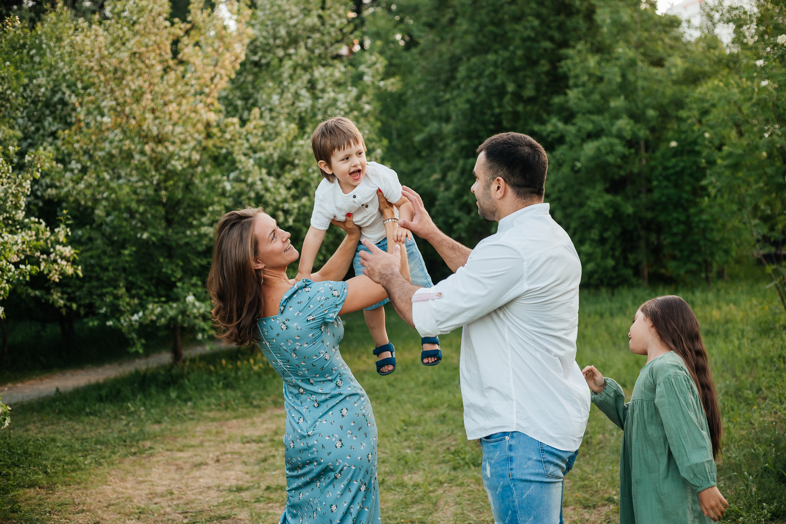 Семейная фотосессия в цветении. Фотограф Мария Новоселова. Сургут