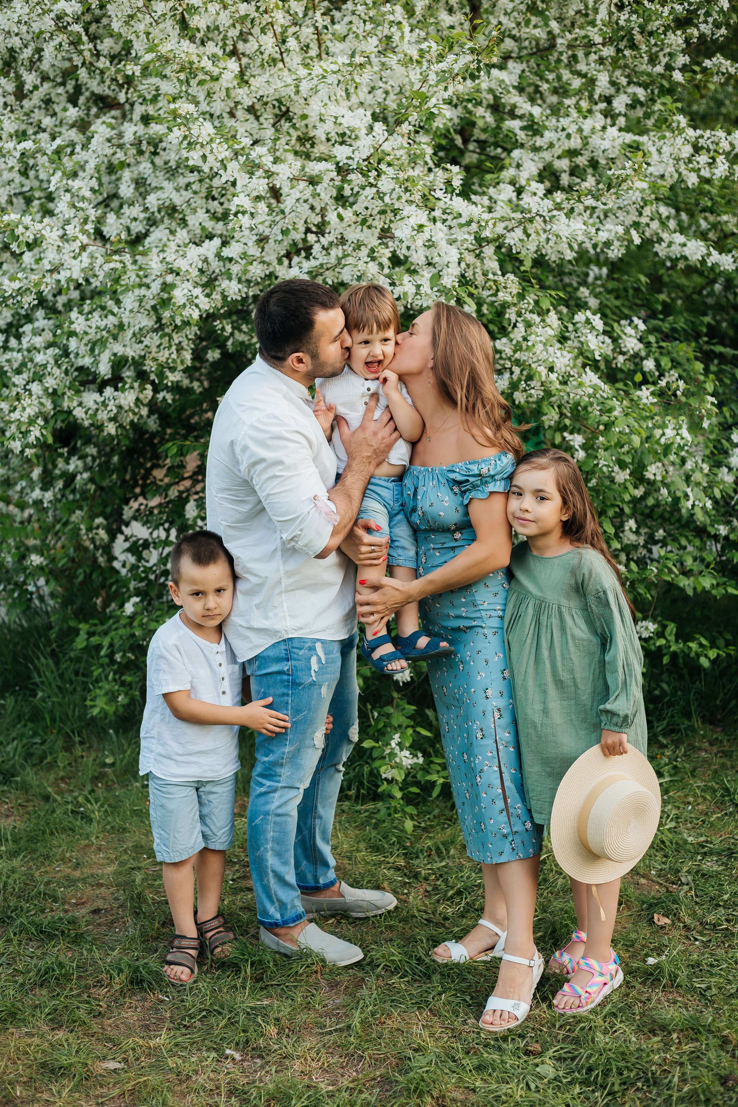 Семейная фотосессия в цветении. Фотограф Мария Новоселова. Сургут