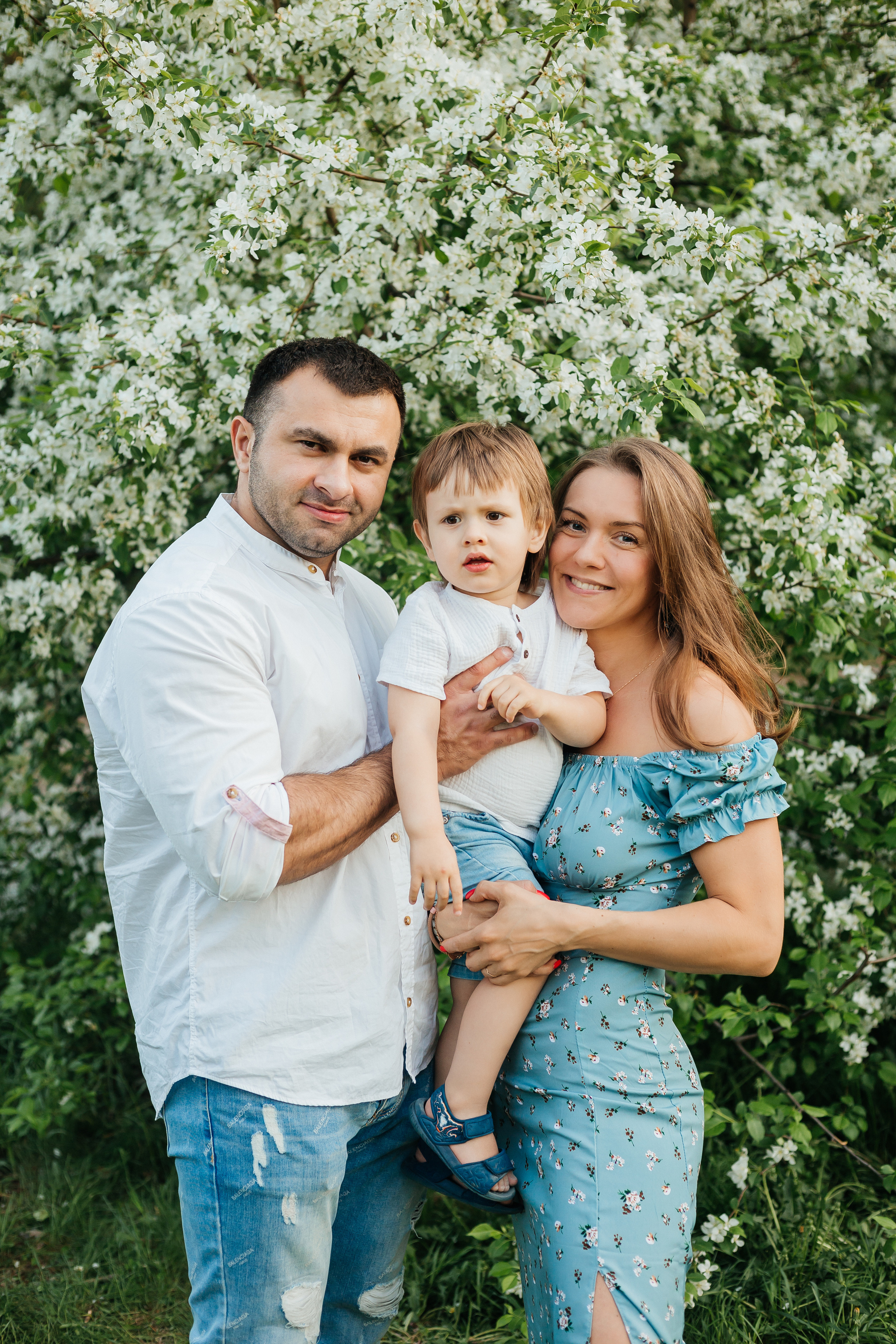 Семейная фотосессия в цветении. Фотограф Мария Новоселова. Сургут