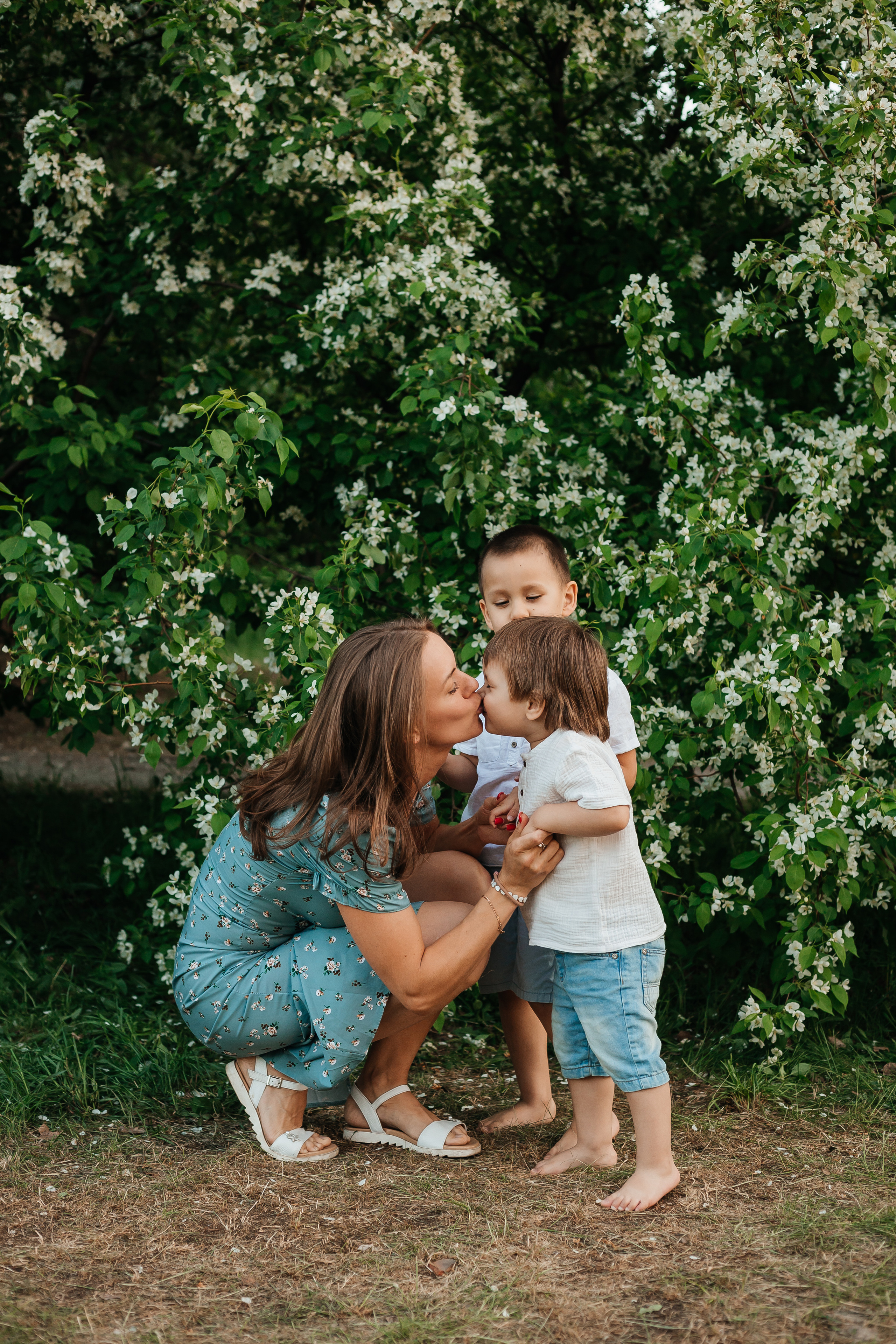 Семейная фотосессия в цветении. Фотограф Мария Новоселова. Сургут
