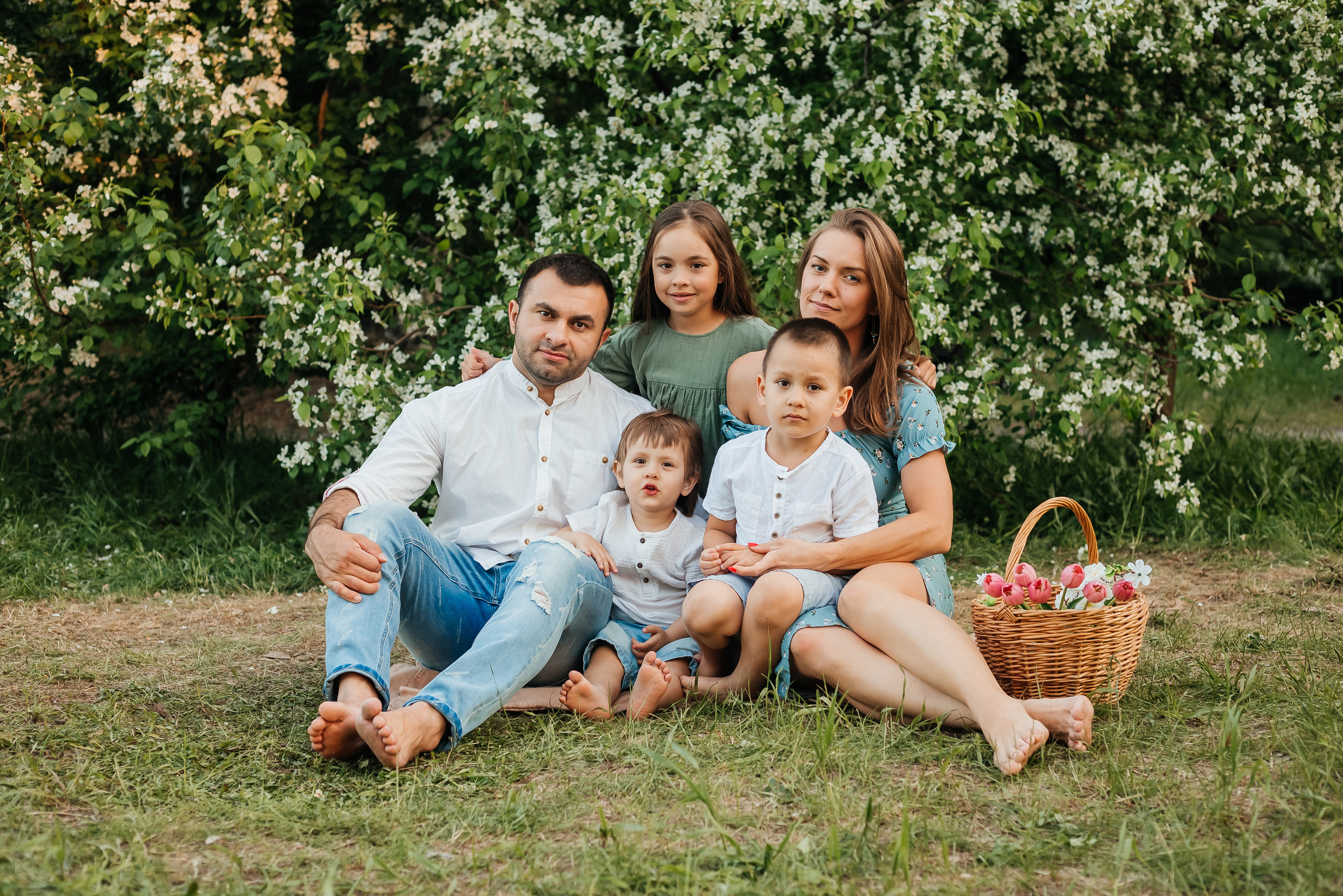 Семейная фотосессия в цветении. Фотограф Мария Новоселова. Сургут