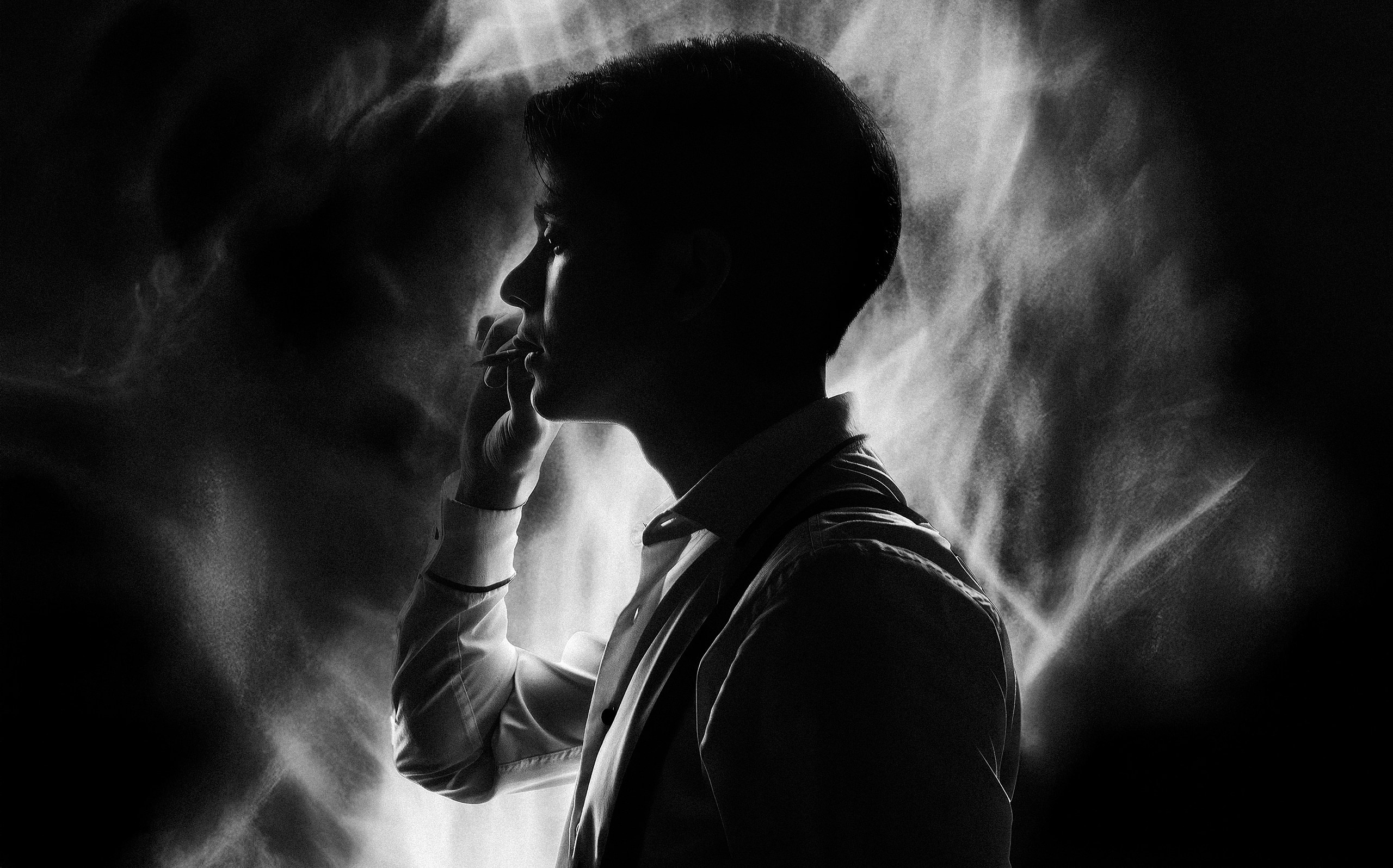 Творческая съемка мужская Казань, мужчина с сигаретой в руках на фоне огня 