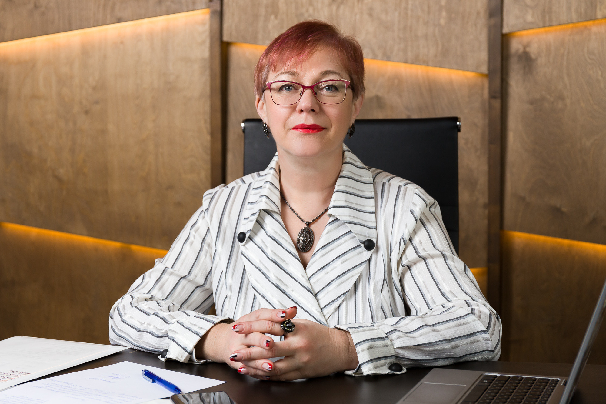 Оксана: деловой портрет бухгалтера для соц. сетей. Рекламный и предметный фотограф Марченков Антон