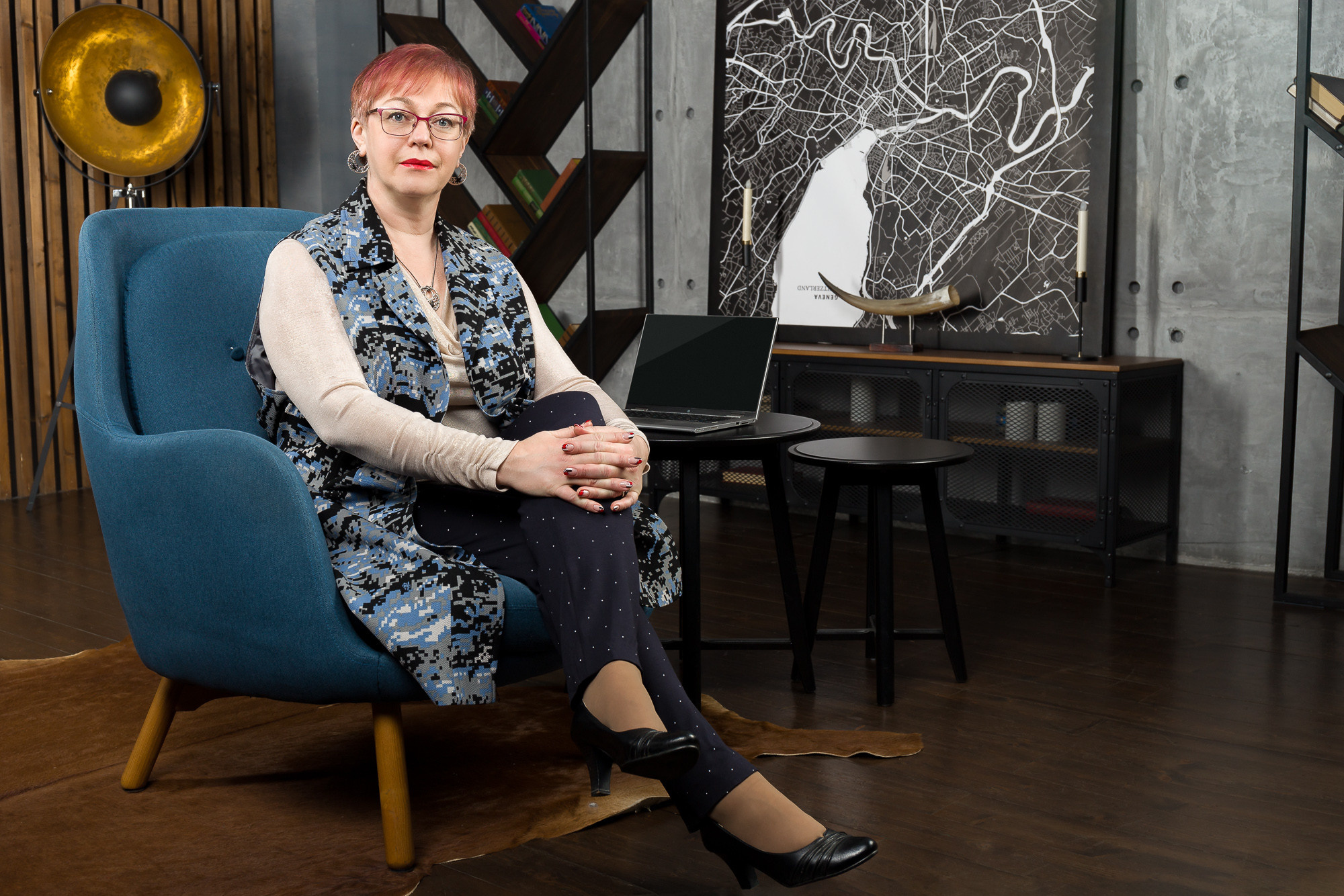 Оксана: деловой портрет бухгалтера для соц. сетей. Рекламный и предметный фотограф Марченков Антон