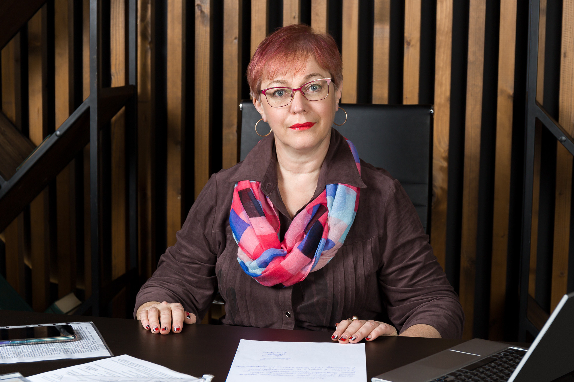 Оксана: деловой портрет бухгалтера для соц. сетей. Рекламный и предметный фотограф Марченков Антон