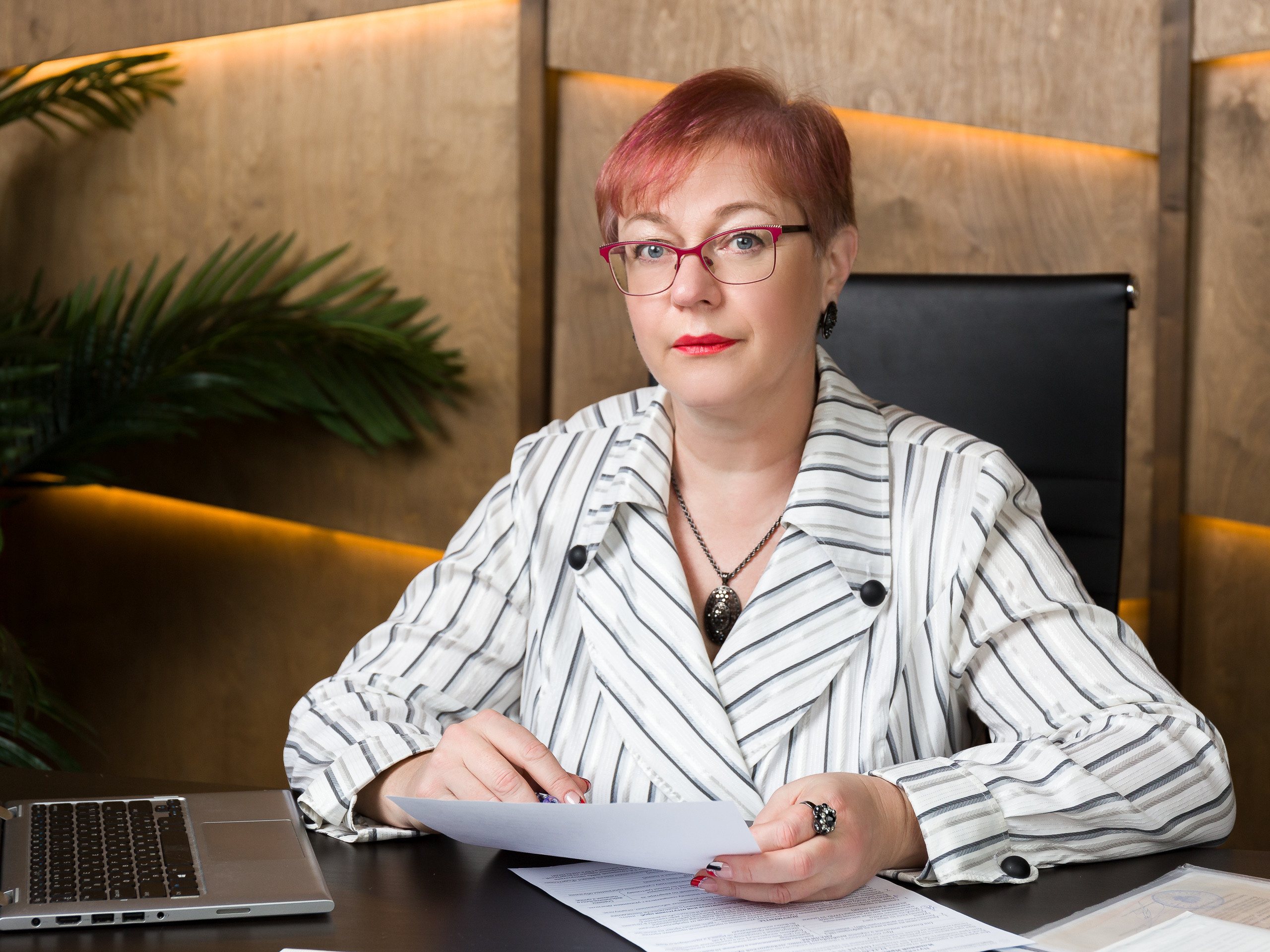 Оксана: деловой портрет бухгалтера для соц. сетей. Рекламный и предметный фотограф Марченков Антон