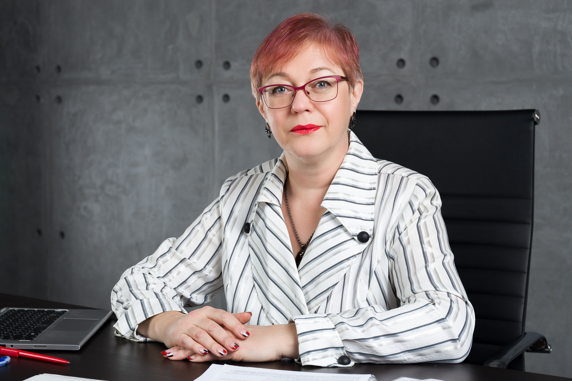 Оксана: деловой портрет бухгалтера для соц. сетей. Рекламный и предметный фотограф Марченков Антон