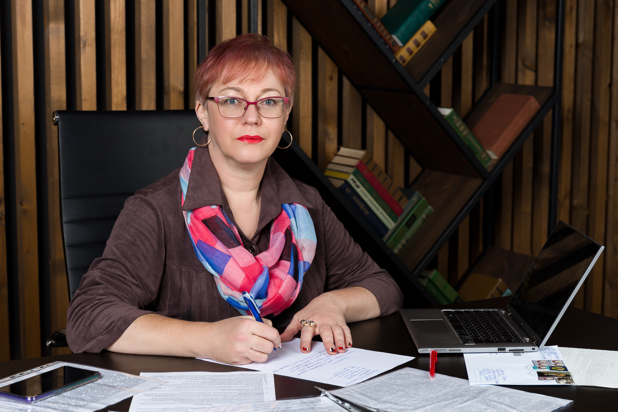 Оксана: деловой портрет бухгалтера для соц. сетей. Рекламный и предметный фотограф Марченков Антон