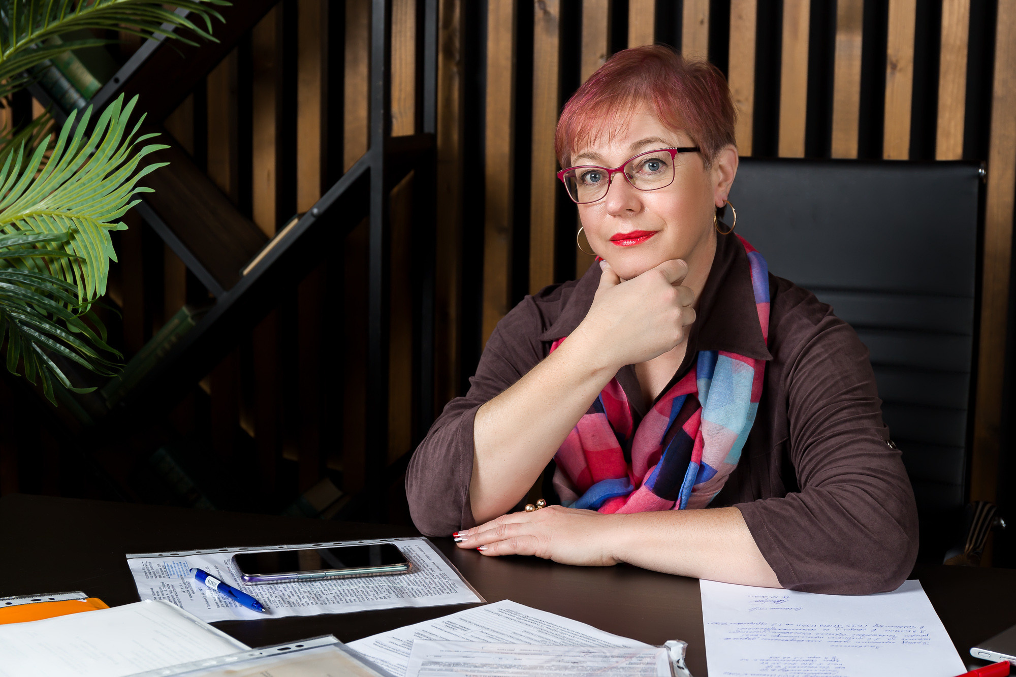 Оксана: деловой портрет бухгалтера для соц. сетей. Рекламный и предметный фотограф Марченков Антон