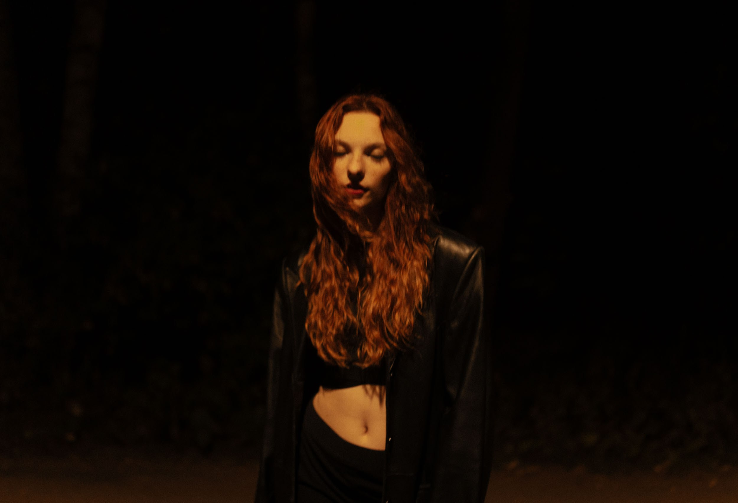 Темный женский силуэт на фоне дыма