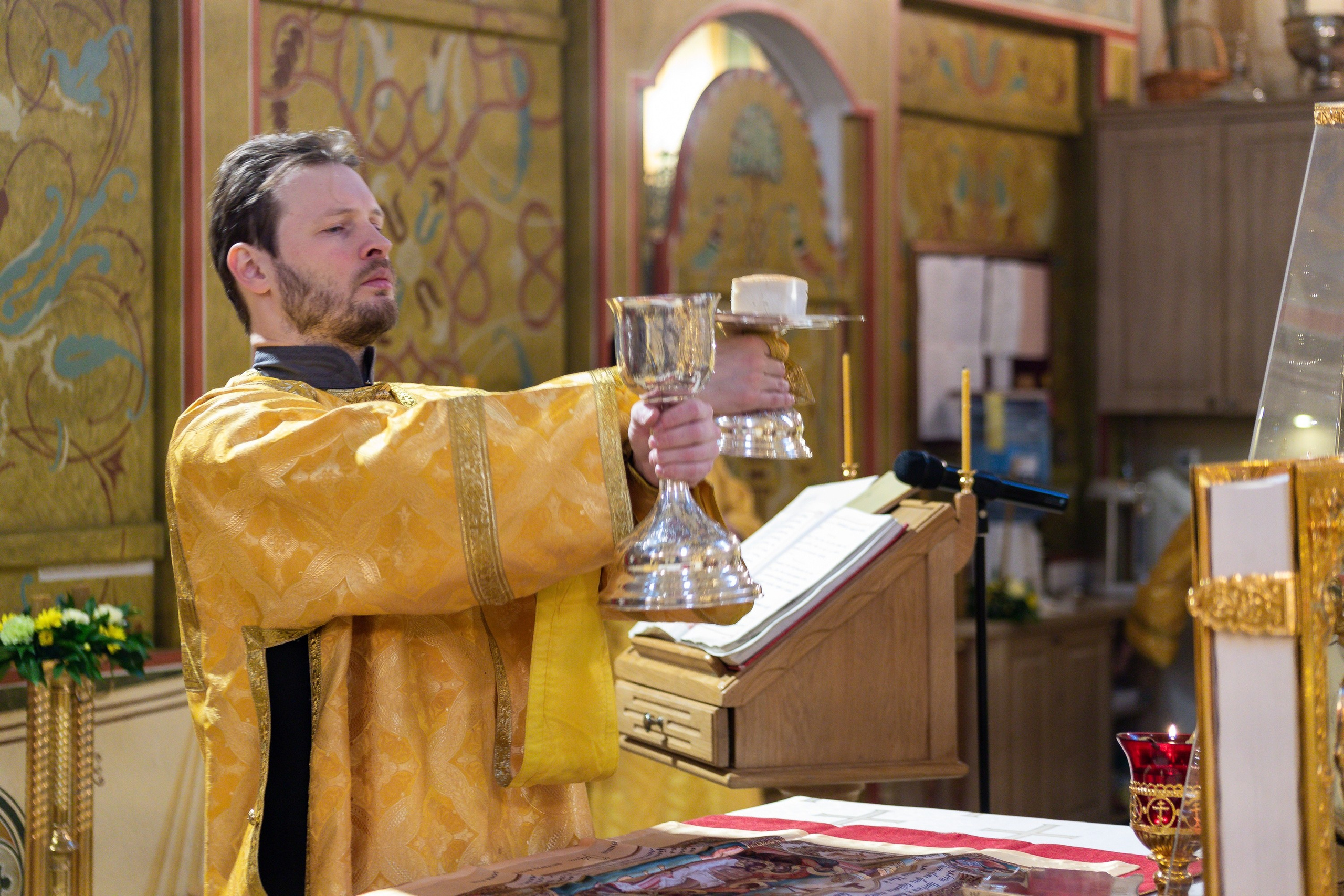 Праздничное богослужение Святителю Николаю 19 декабря. Интерьерный фотограф в Москве Роман Потапов