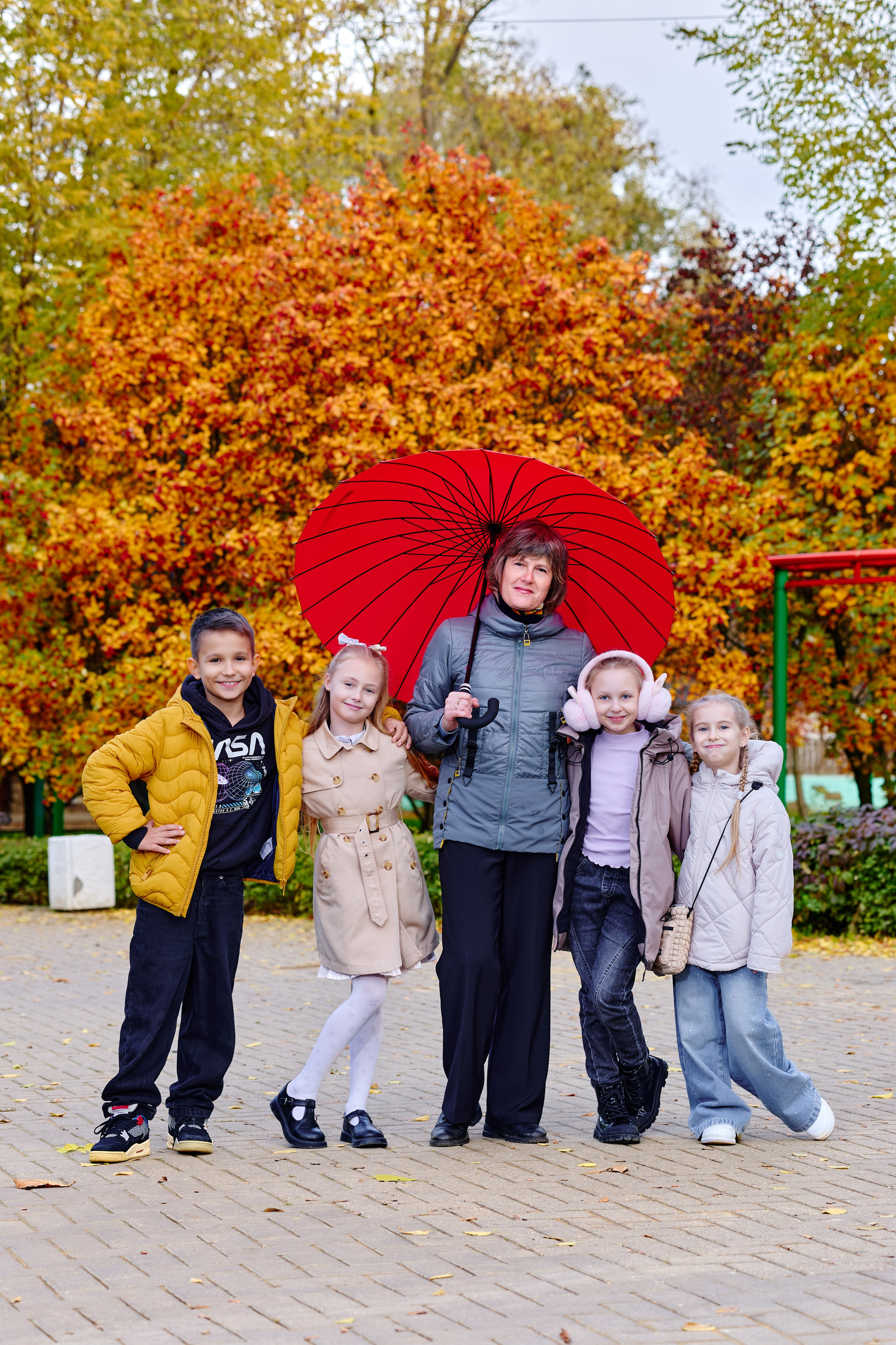 Прогулка в парке классом. Фотограф Выпускные альбомы Таганрог Сергей Коробченко