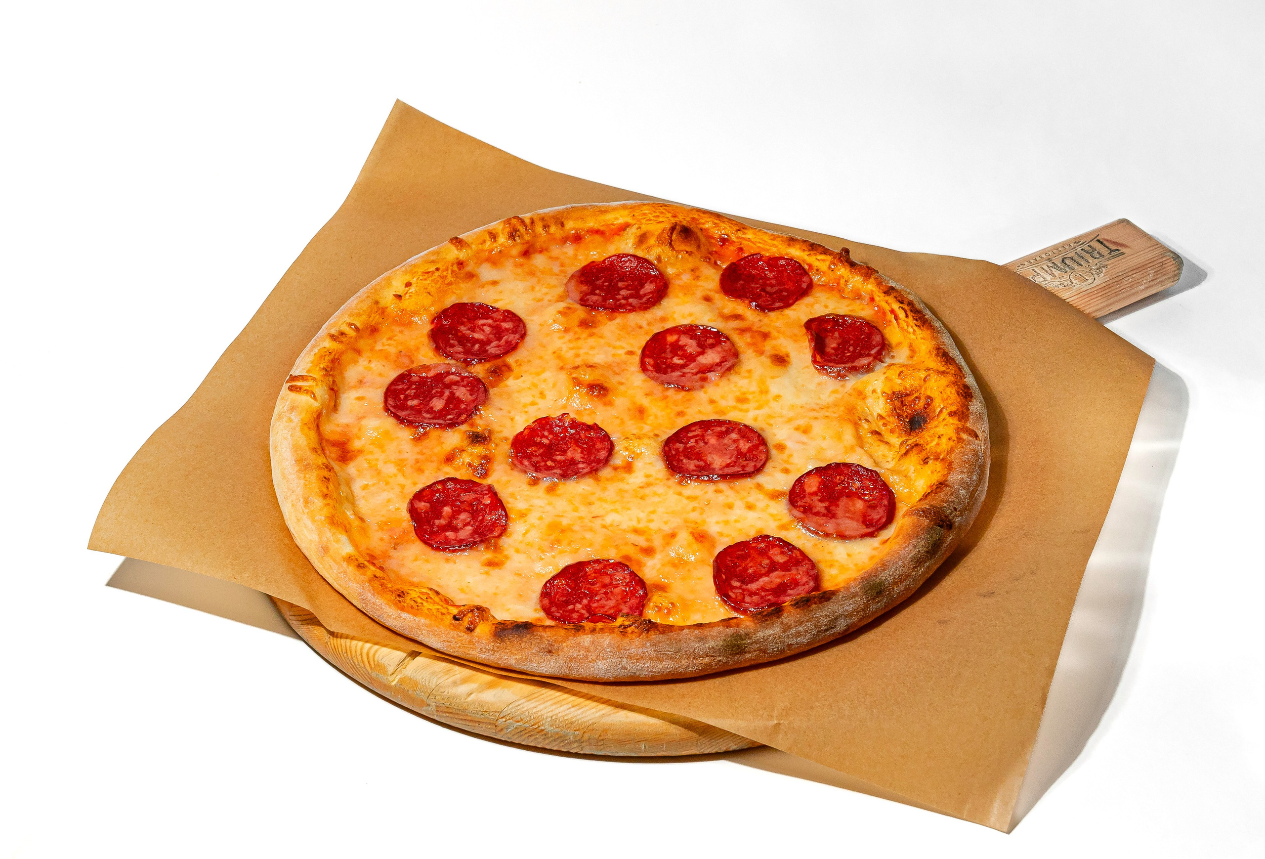 Пицца Карбонара на белом фоне для доставки