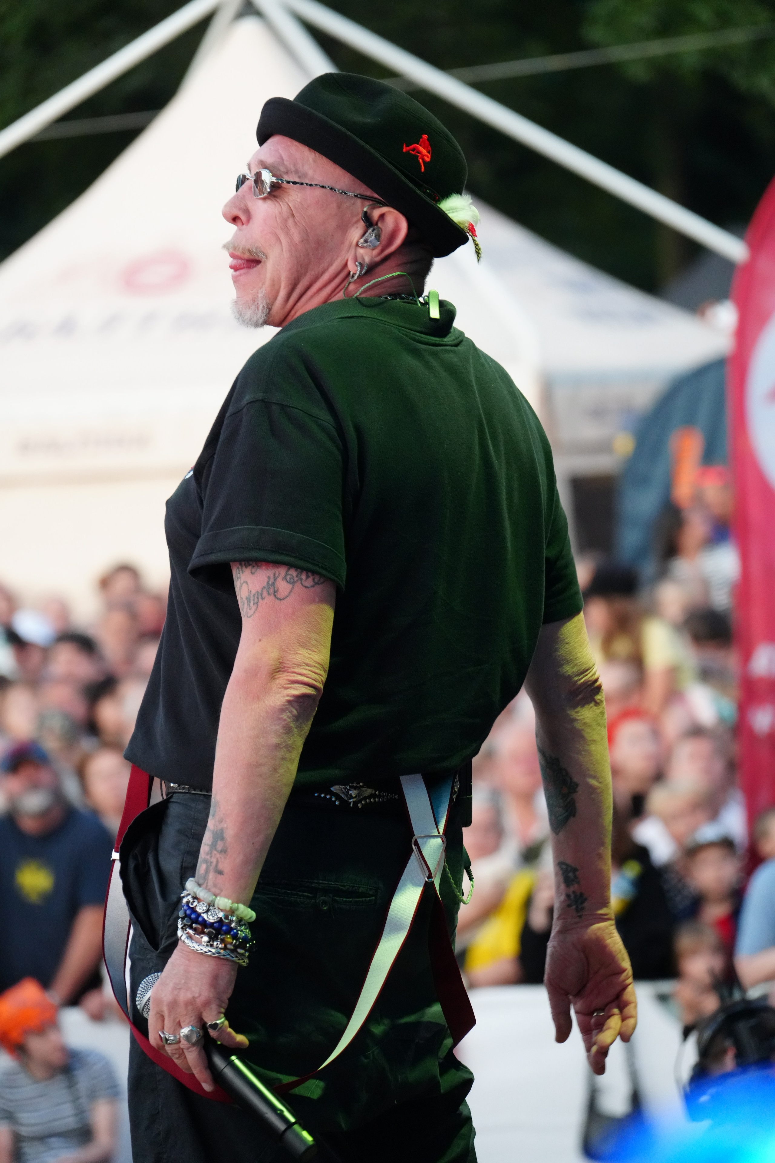 Толпа фанатов мотофестиваля в Выборге поднимает настроение под ритмы рока Гарика Сукачева