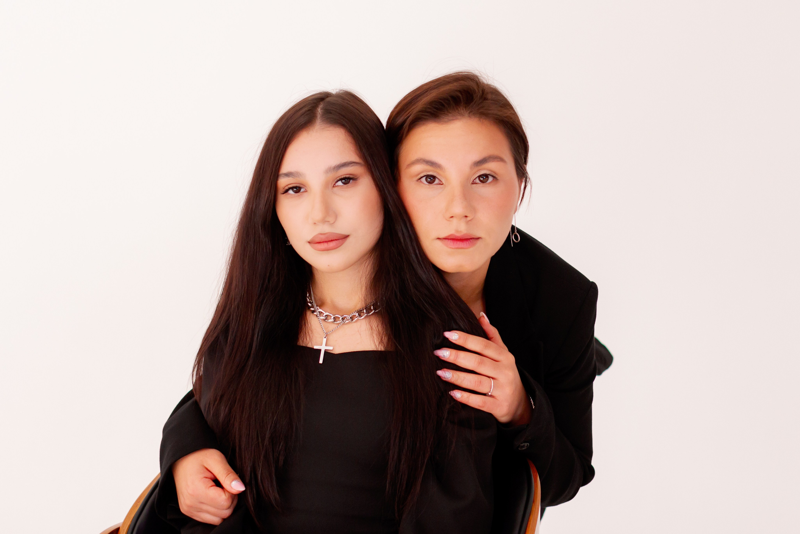 Эля и Лиза. Сёстры. Фотосессия в студии, Екатеринбург. Фотограф в Екатеринбурге Пойгина Елена