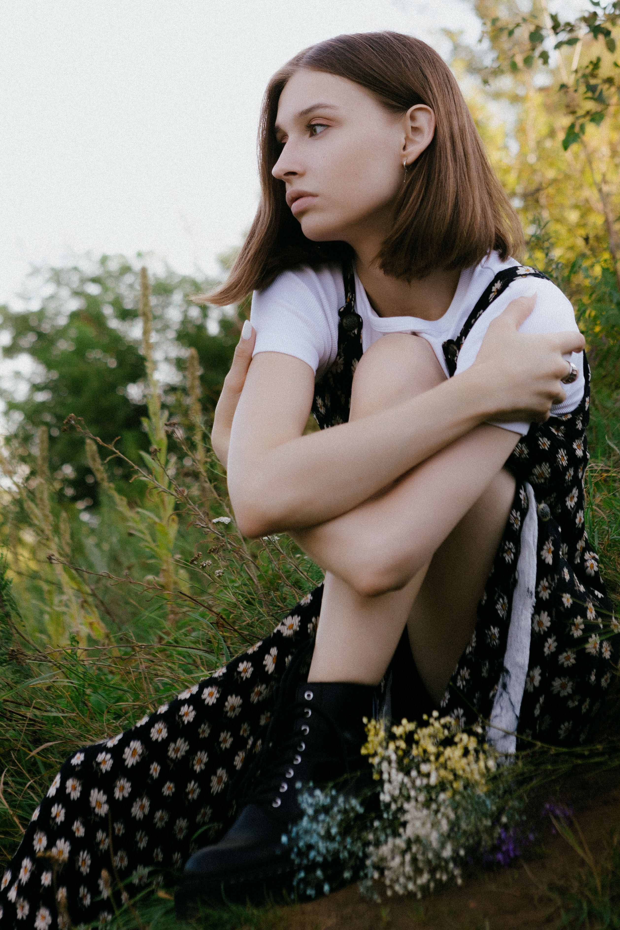 Летняя фотосессия в поле. Девушка в поле в кровати