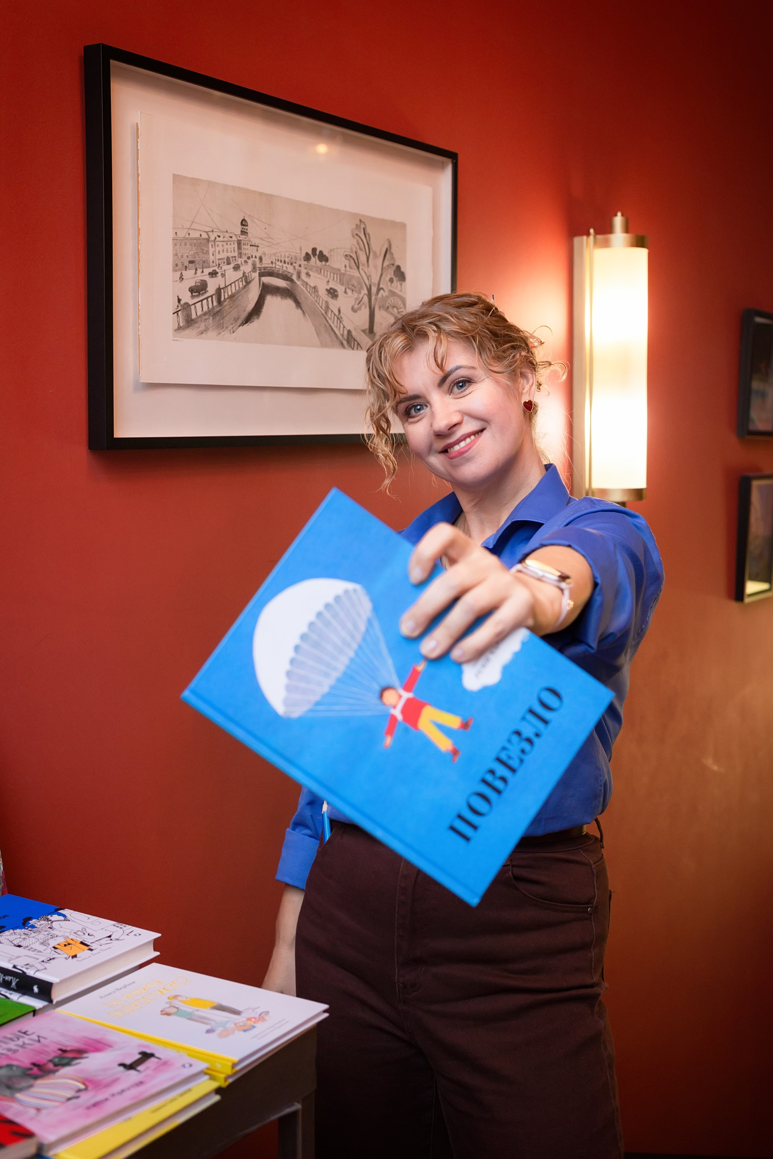 Фотосессия в СПб и книжном магазине Подписные издания. Портретные фотосессии, контент-съемки, репортаж