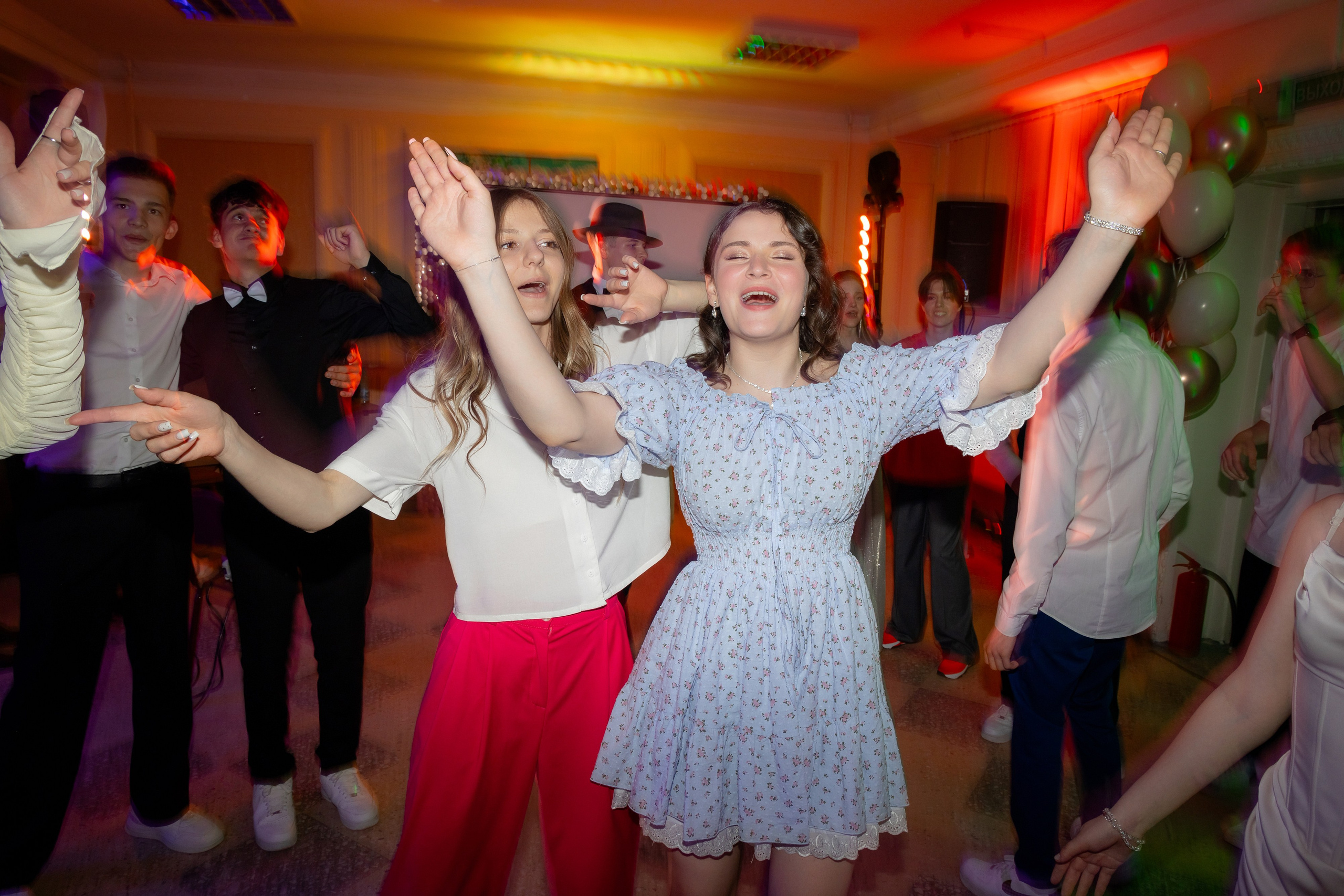 Школьный выпускной 2024 год в Соколе (Минск). Свадебный фотограф в Минске/Беларуси Сергей Спиридонов