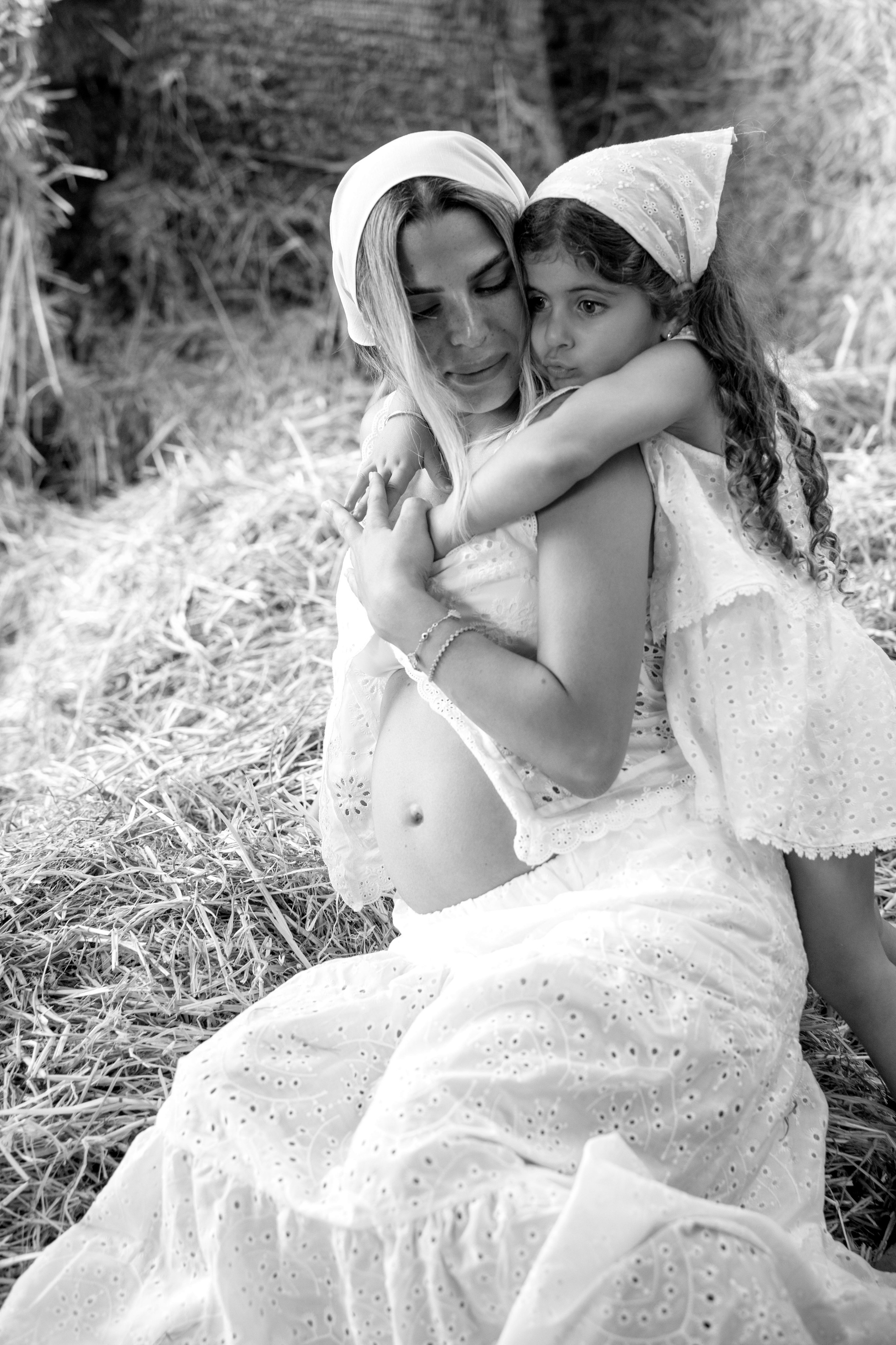 Pregnancy photoshoot at the horse farm. Главная