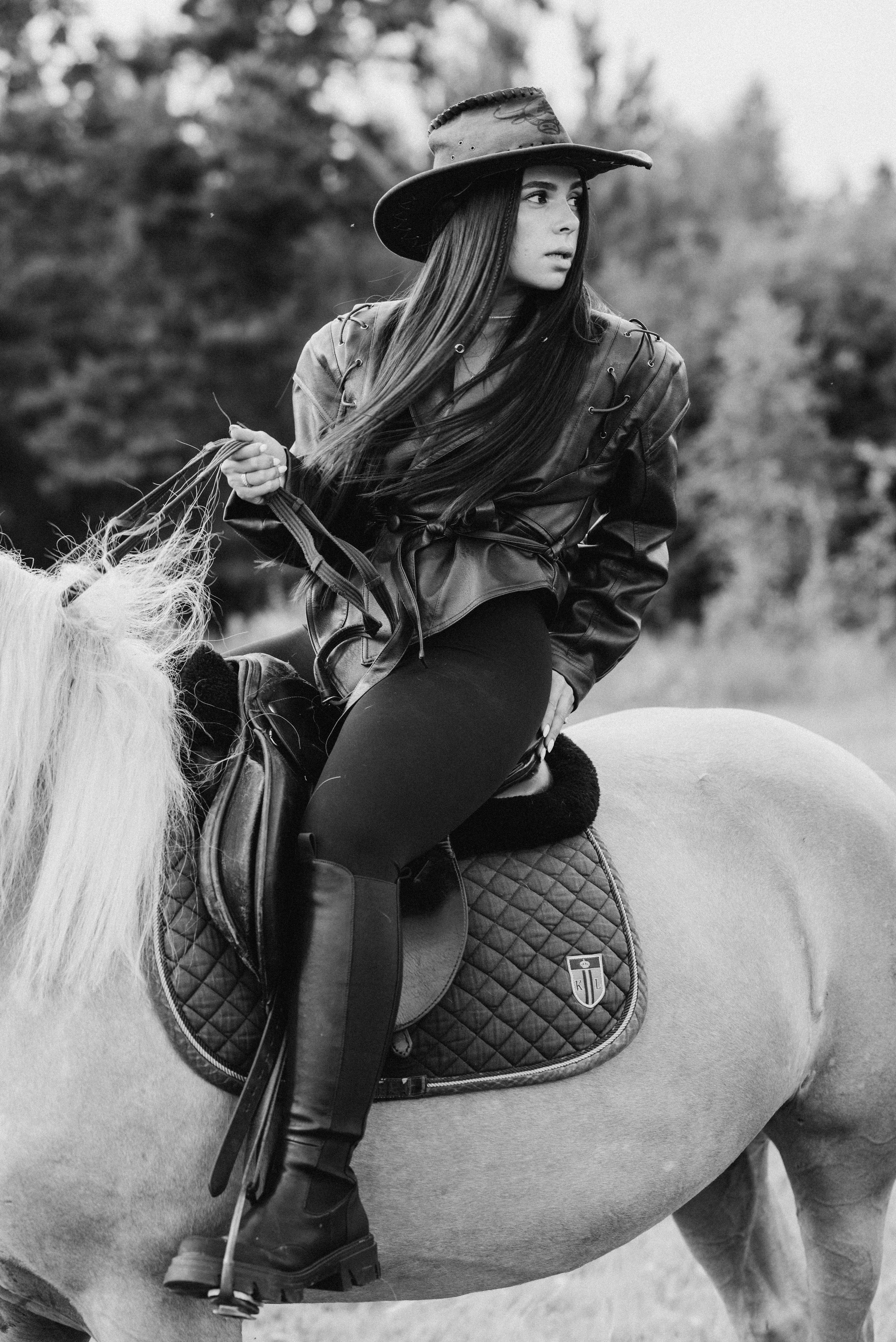 фотосессия с лошадью осенью москва — девушка сидит на лошади