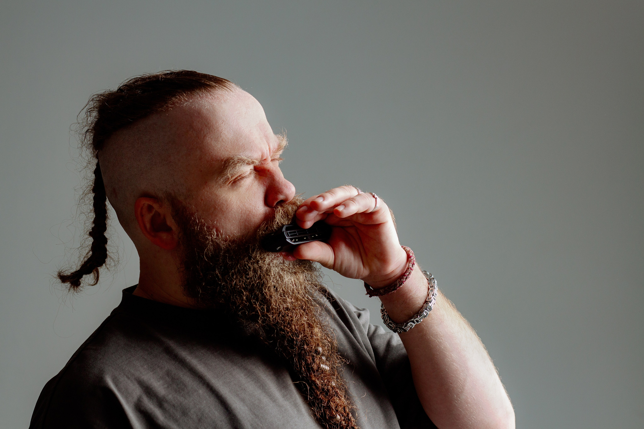 Борис Плотников. Губная гармоника. Мужской портрет, фотосессия для музыканта. Фотограф в Екатеринбурге Пойгина Елена