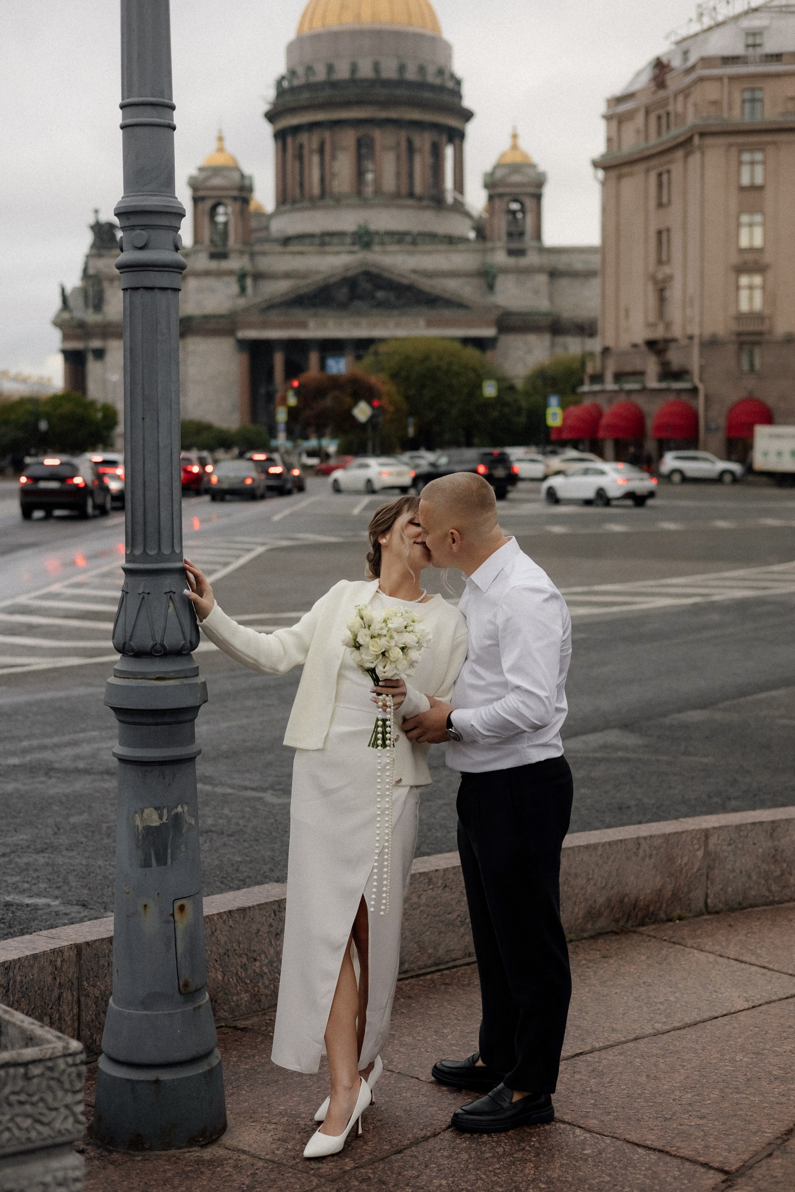Свадебная прогулка у Исаакия. Свадебный фотограф в Санкт-Петербурге Ксения Кобышева