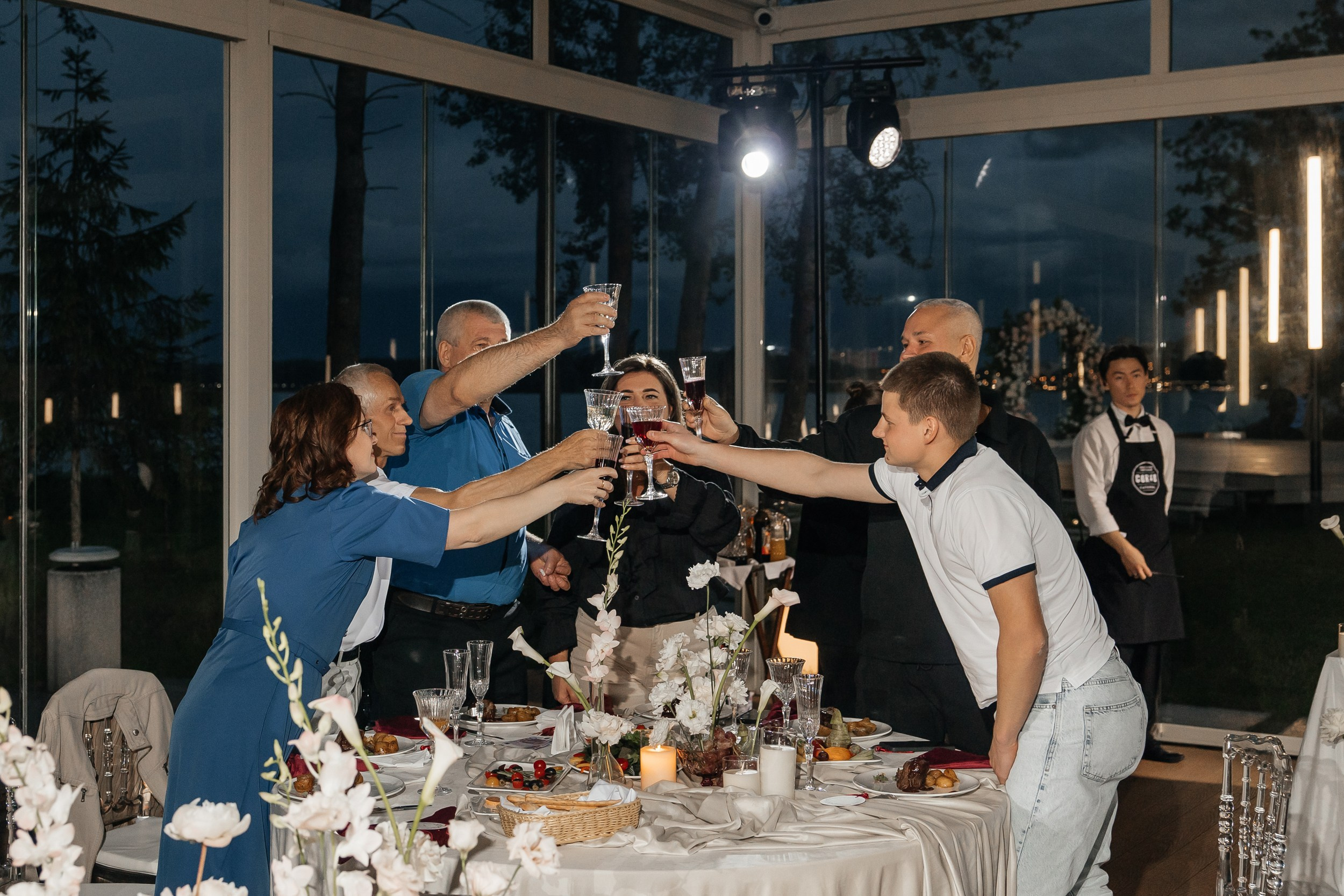 Свадебный тост на площадке THE SUN LAKE VERANDA EVENT на озере Сенеж Солнечногорск