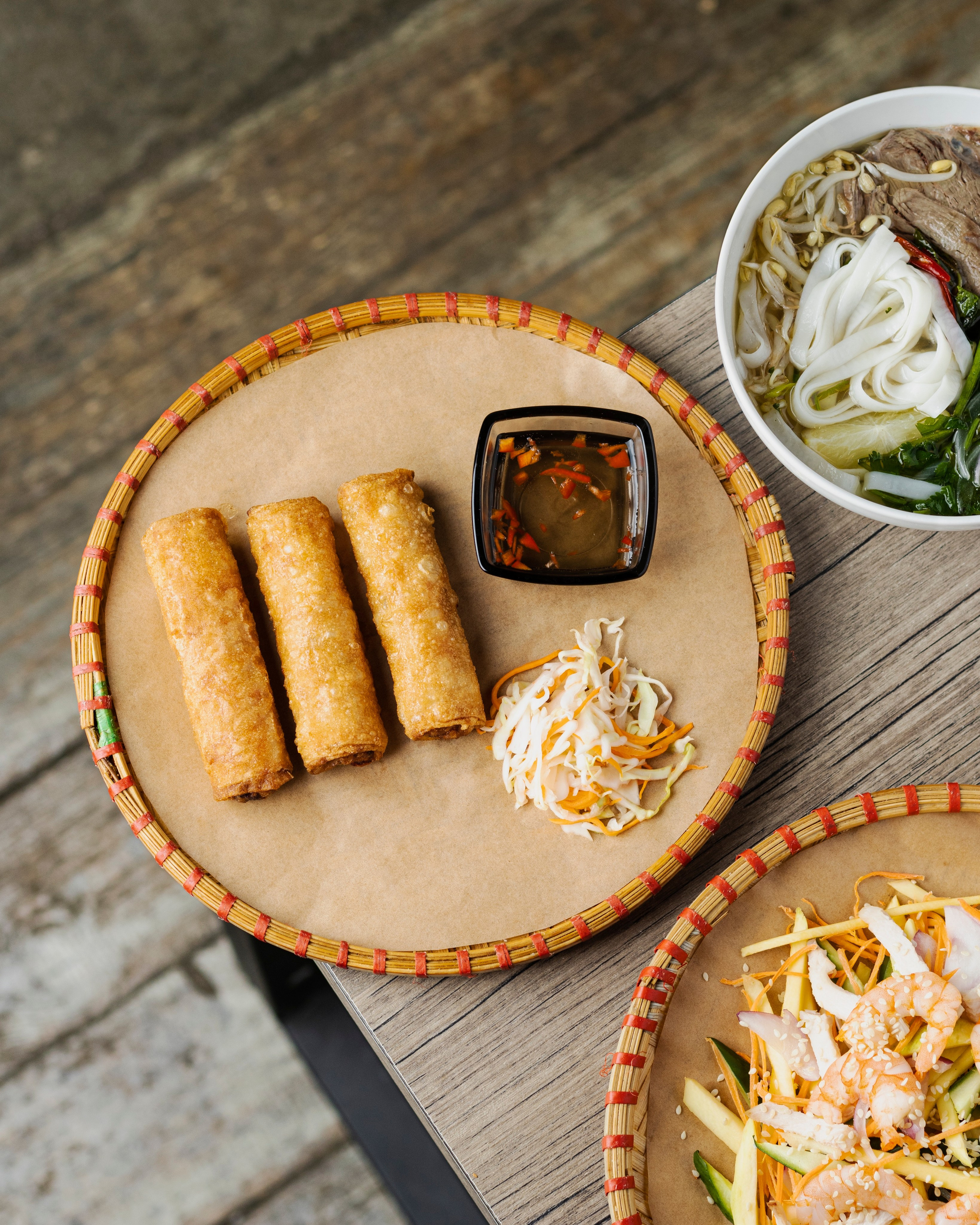 Фото вьетнамских жареных блинчиков нем ран со свининой, вермишелью и древесными грибами 