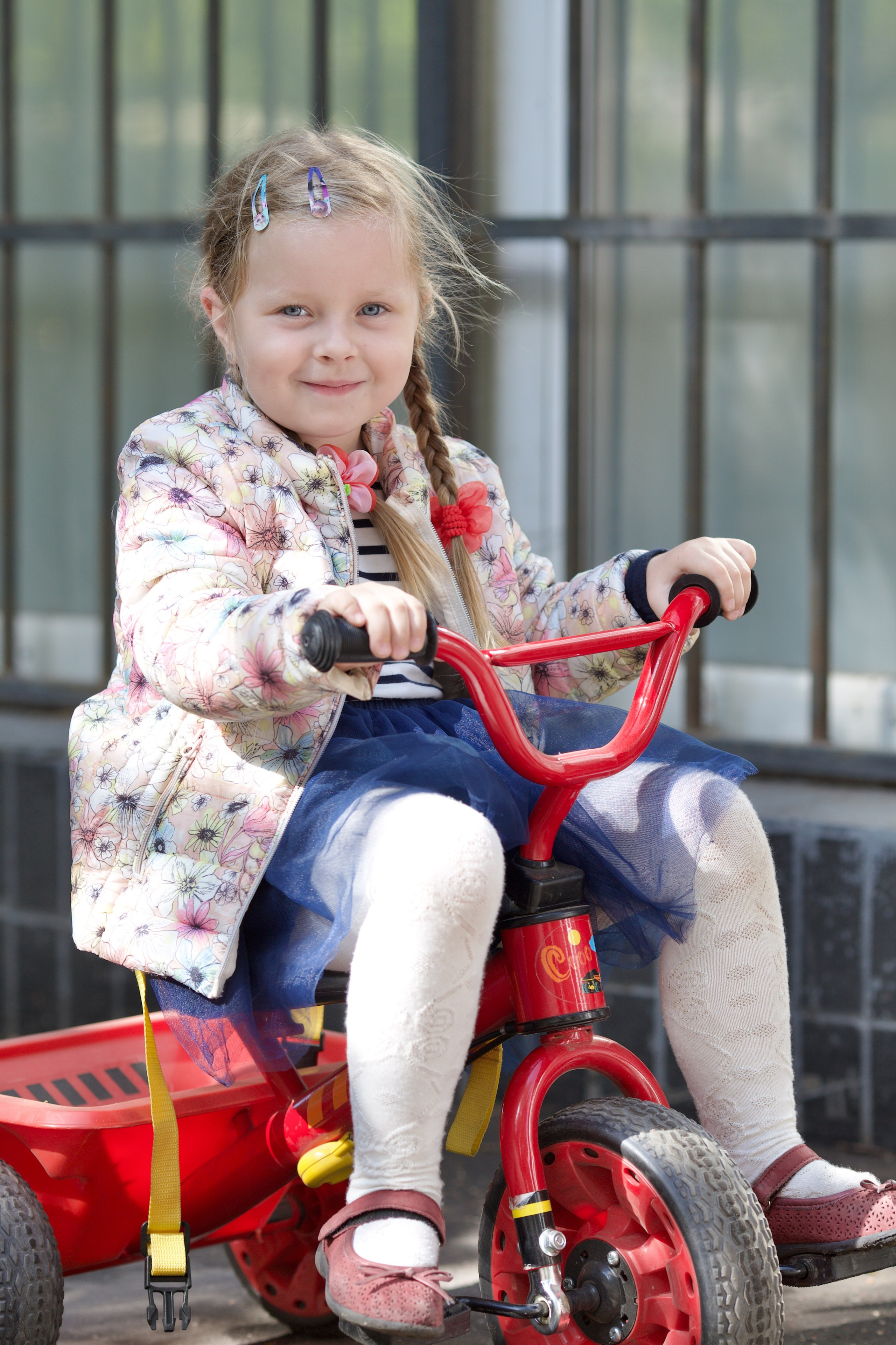 Фотосессия близняшек на детской площадке. Школьные выпускные альбомы в Москве Марина Николаева