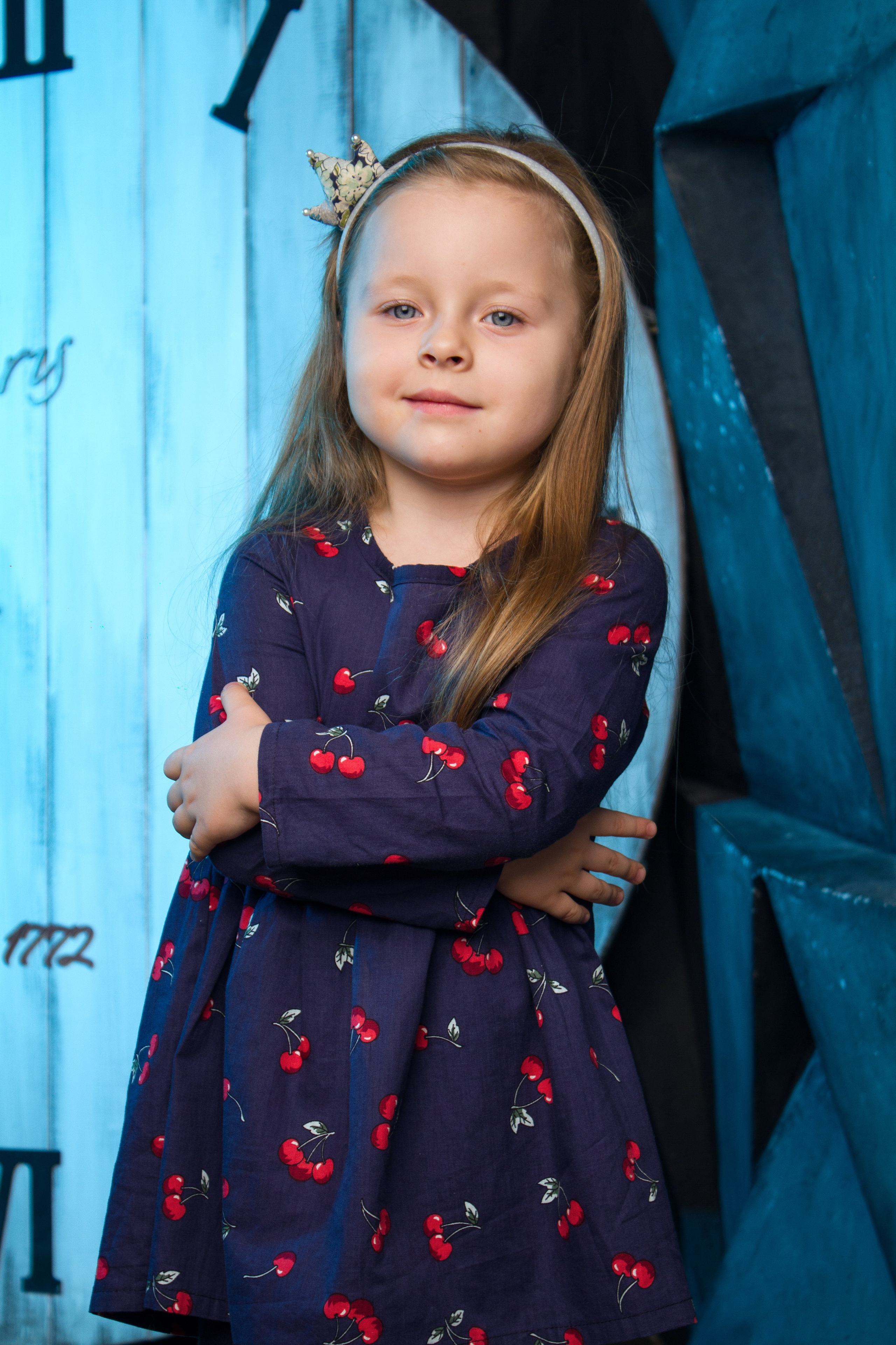 Фотосессия близняшек в студии. Школьные выпускные альбомы в Москве Марина Николаева