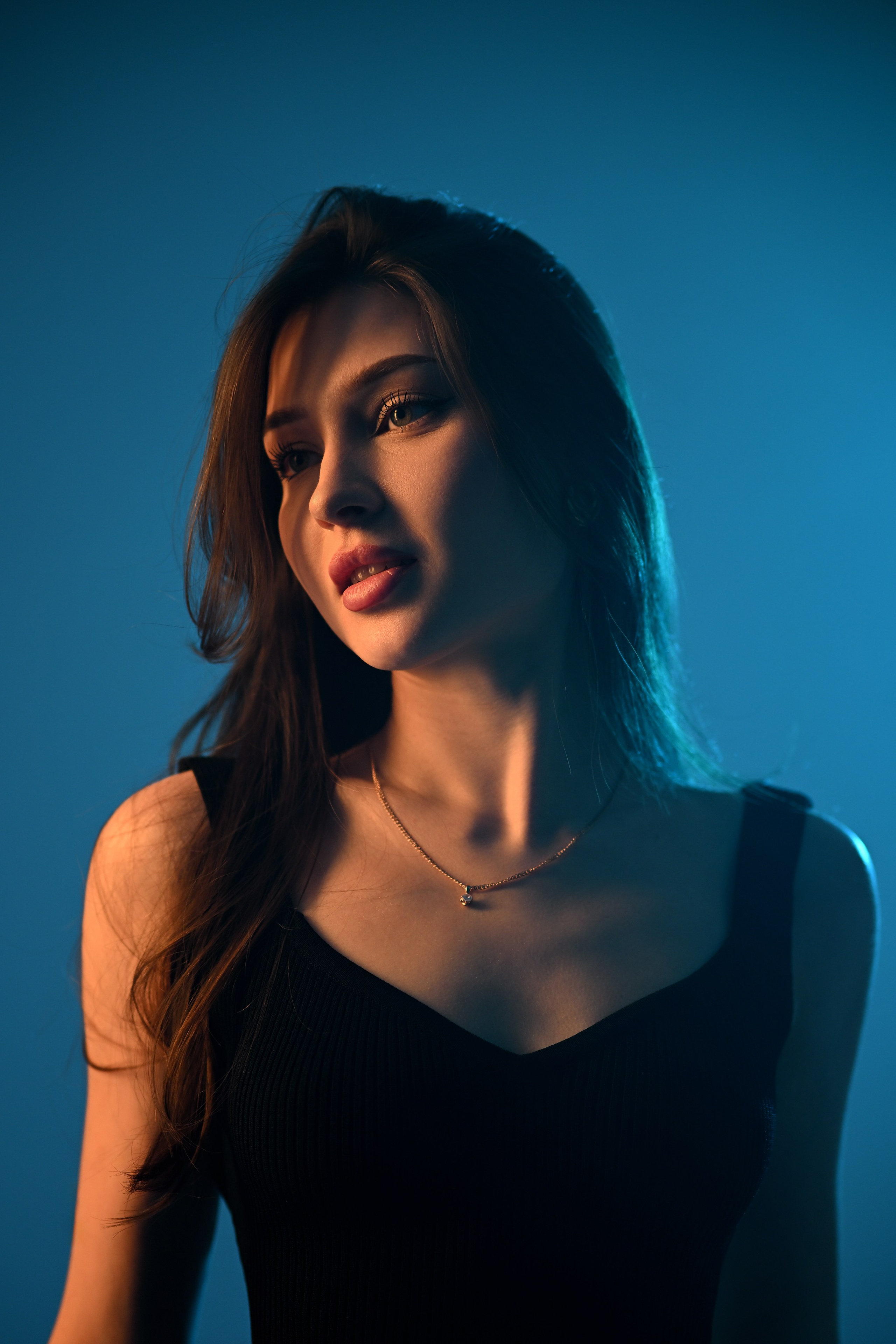 Творческая фотосессия в студии с цветным светом