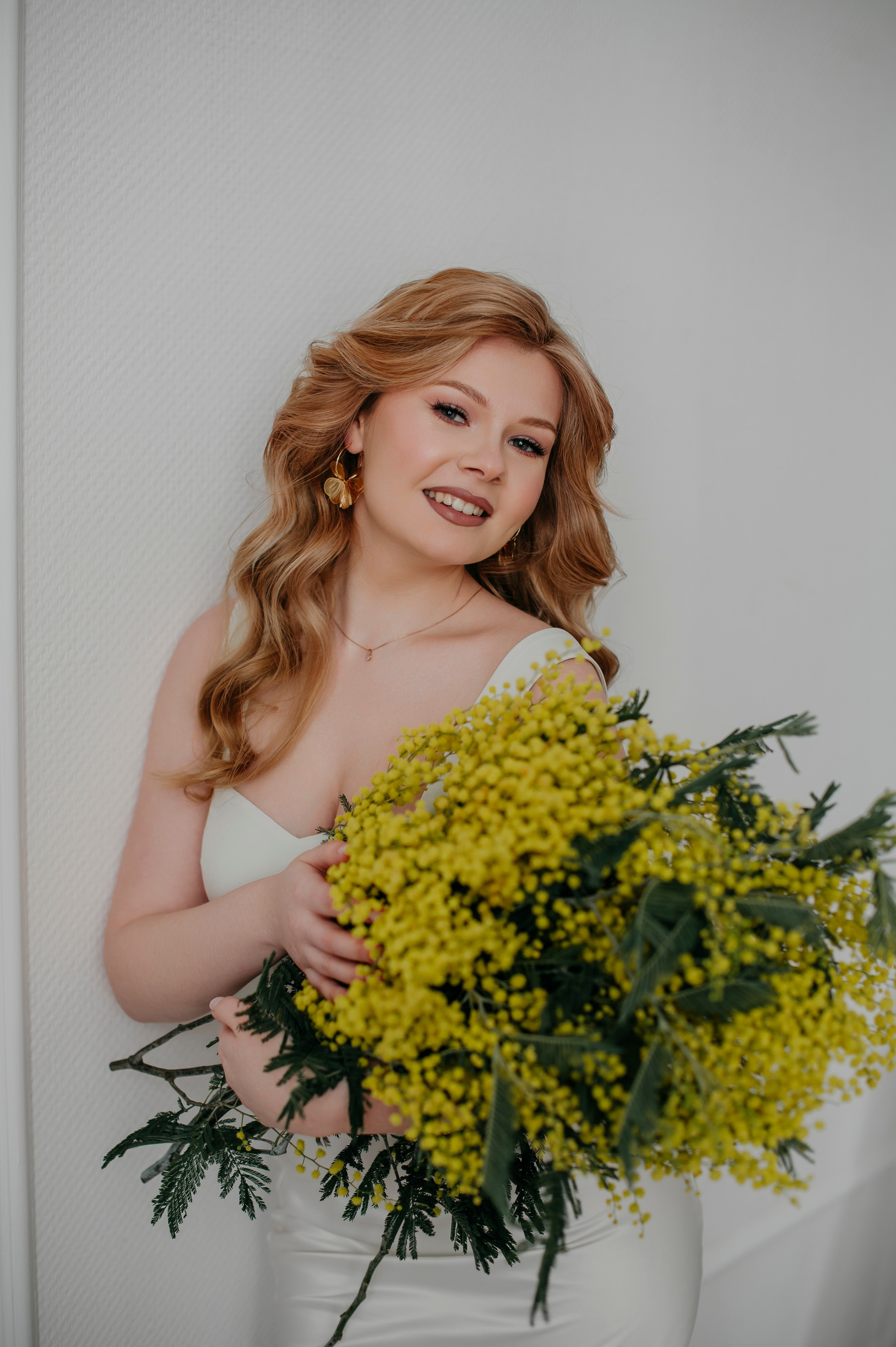 Алена и мимозы. Фотограф Дарья Семина