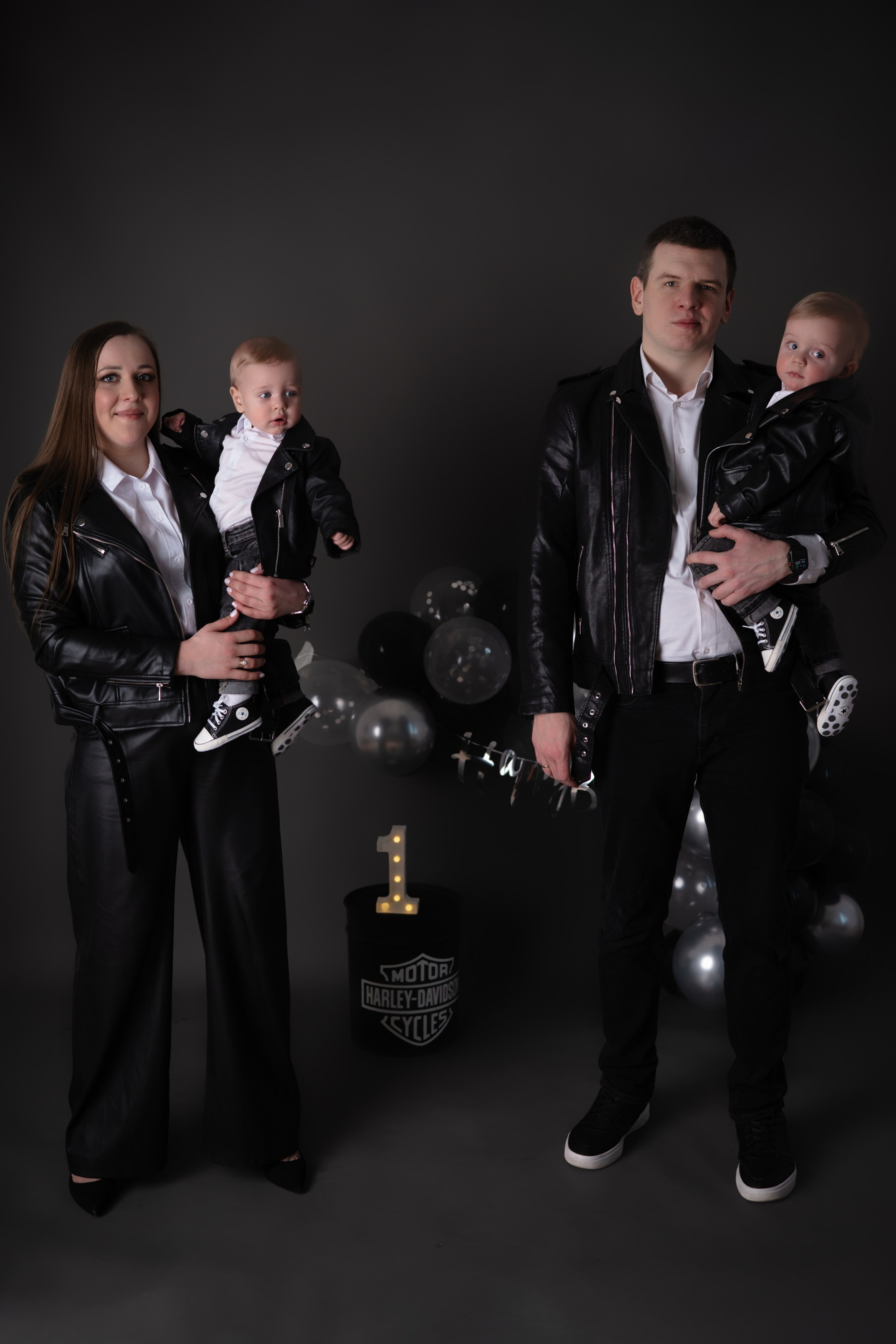 Годик Максиму и Кириллу. Семейный детский ньюборн фотограф в Москве Марта Петрова