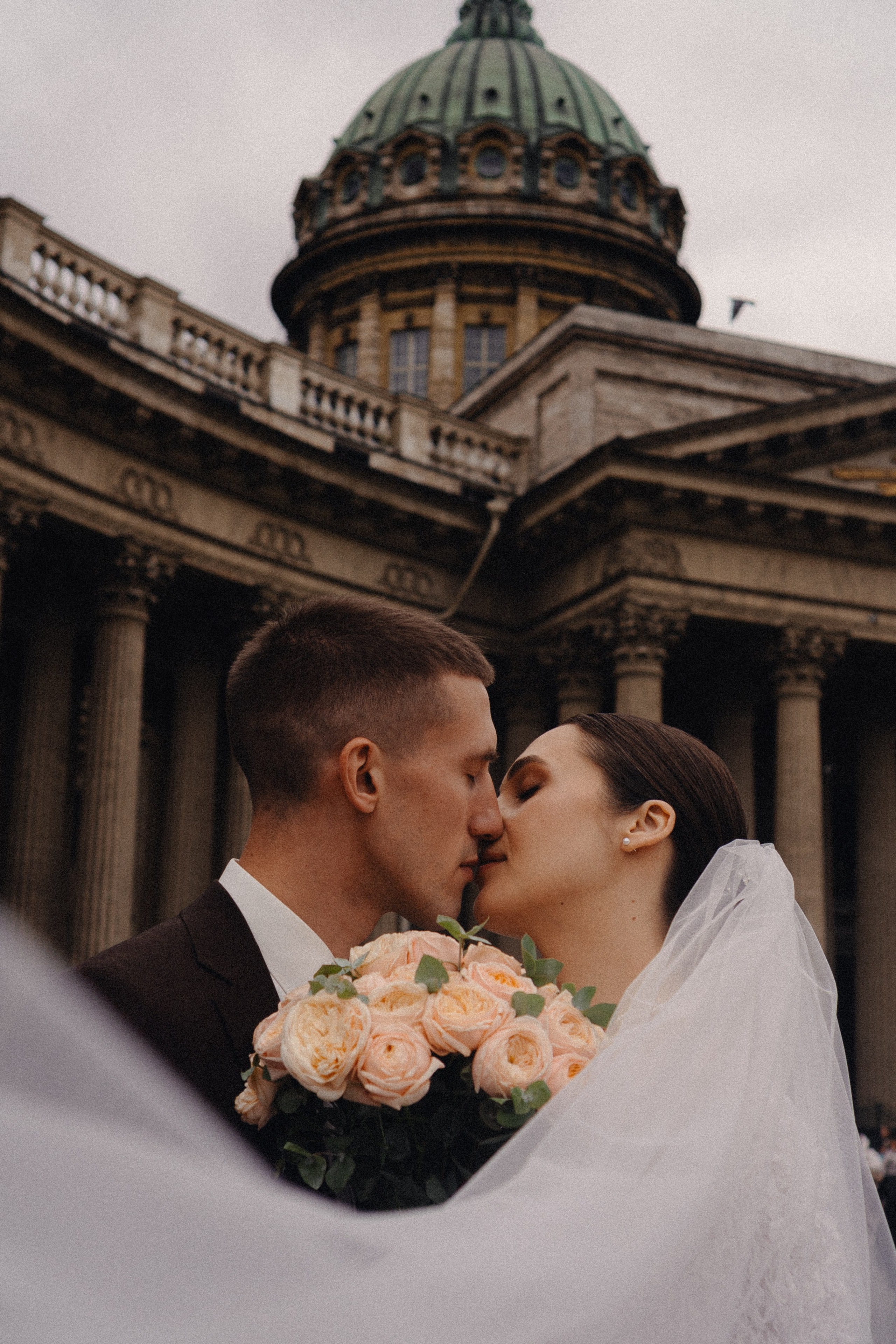 СВАДЕБНАЯ ПРОГУЛКА В САНТК-ПЕТЕРБУРГЕ (ИСАКИЕВСКИЙ СОБОР, ЗИМНЯЯ КАНАВКА, ЭРМИТАЖ И БОЛЬШАЯ МОРСКАЯ УЛИЦА). Профессиональный фотограф, Санкт-Петербург — Виктория Богомолова