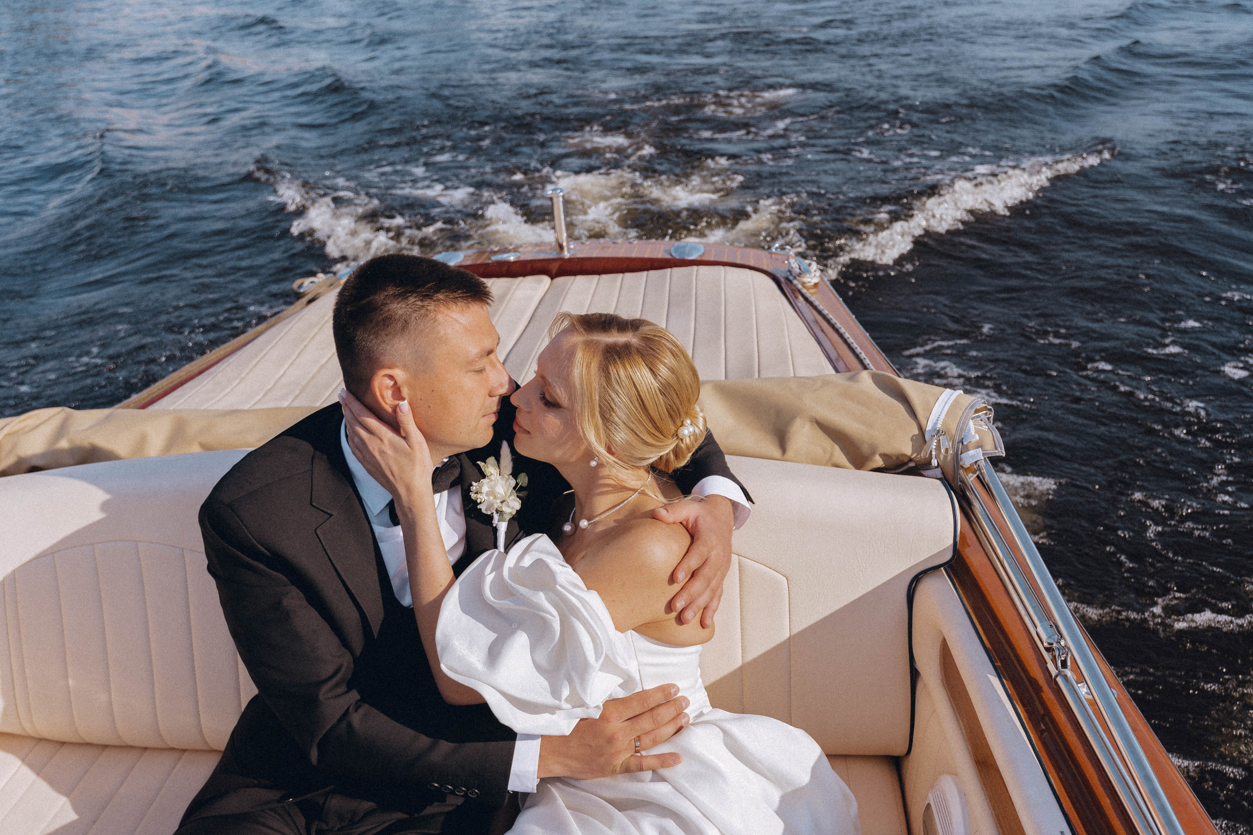 СВАДЕНБНАЯ СЬЕМКА НА КАТЕРЕ ПО КАНАЛАМ САНКТ-ПЕТЕРБУРГА И В АКВАТОРИИ НЕВЫ. Профессиональный фотограф, Санкт-Петербург — Виктория Богомолова