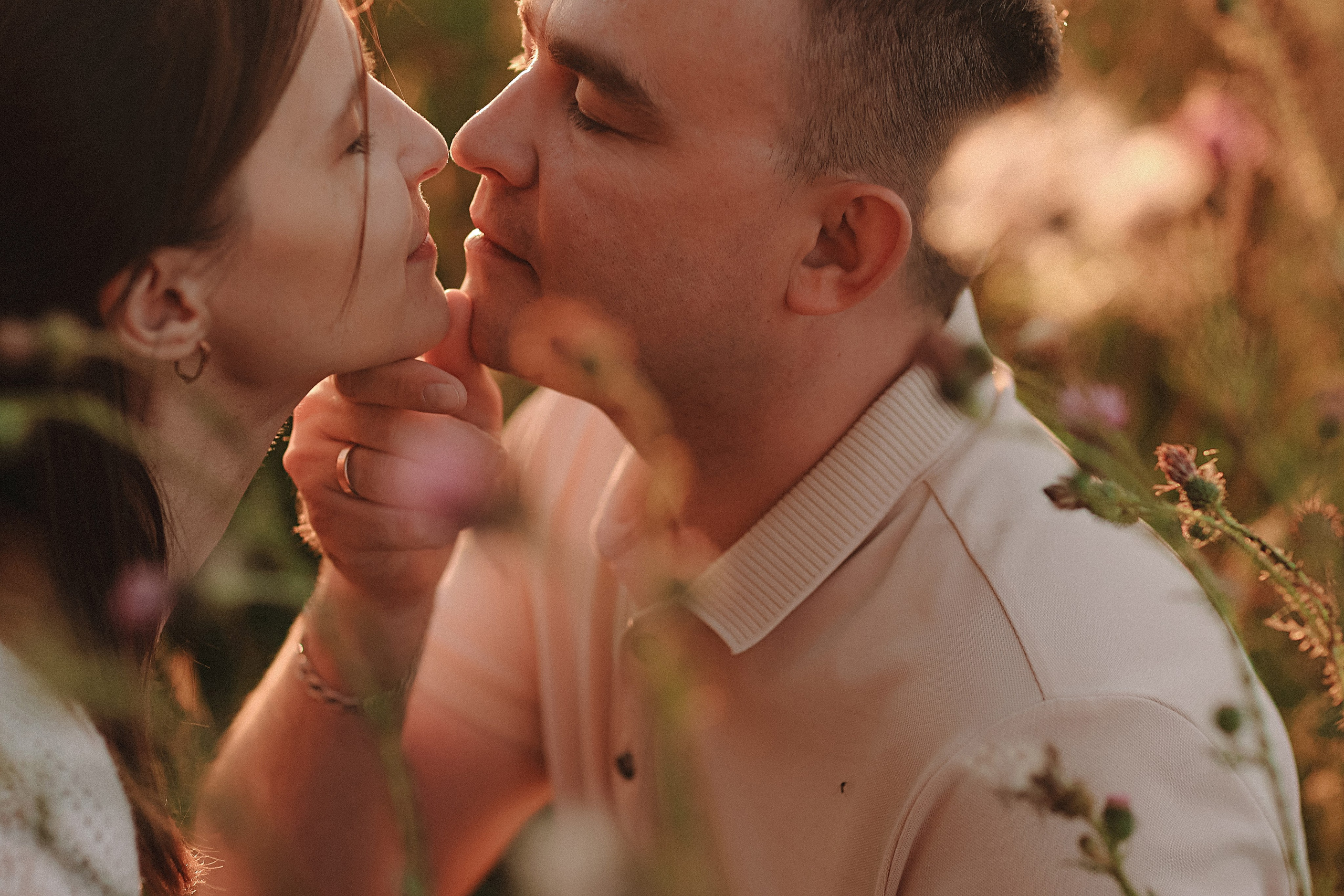 Поле love story на закате. Семейный фотограф Тюмень, фотограф на роды Салмина Мария