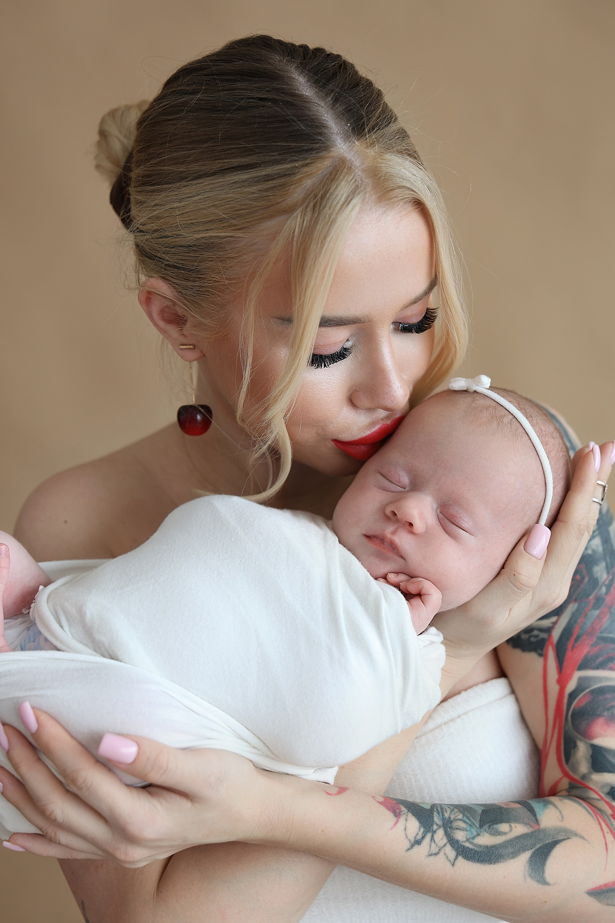 Съемка в стиле ньюборн с мамой. Фотосъемка выписки из роддома в Москве, заказать фотографа на выписку ньюборн съемка в роддоме newborn фотограф в Юдино