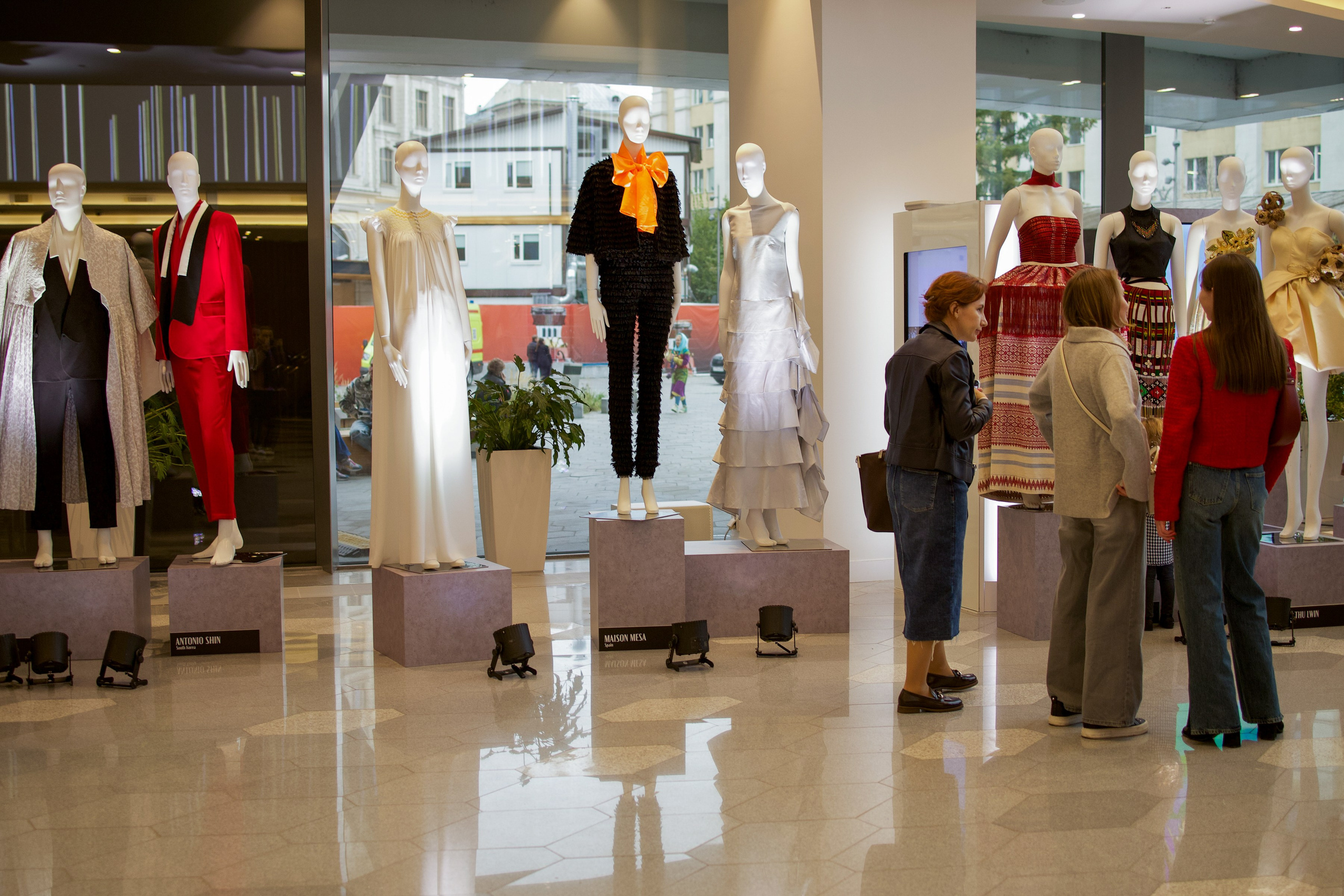 Выставка Наследие Fashion summit BRICS 2024. Фотосессии и репортаж — Фотограф в Москве — Рина Серёгина