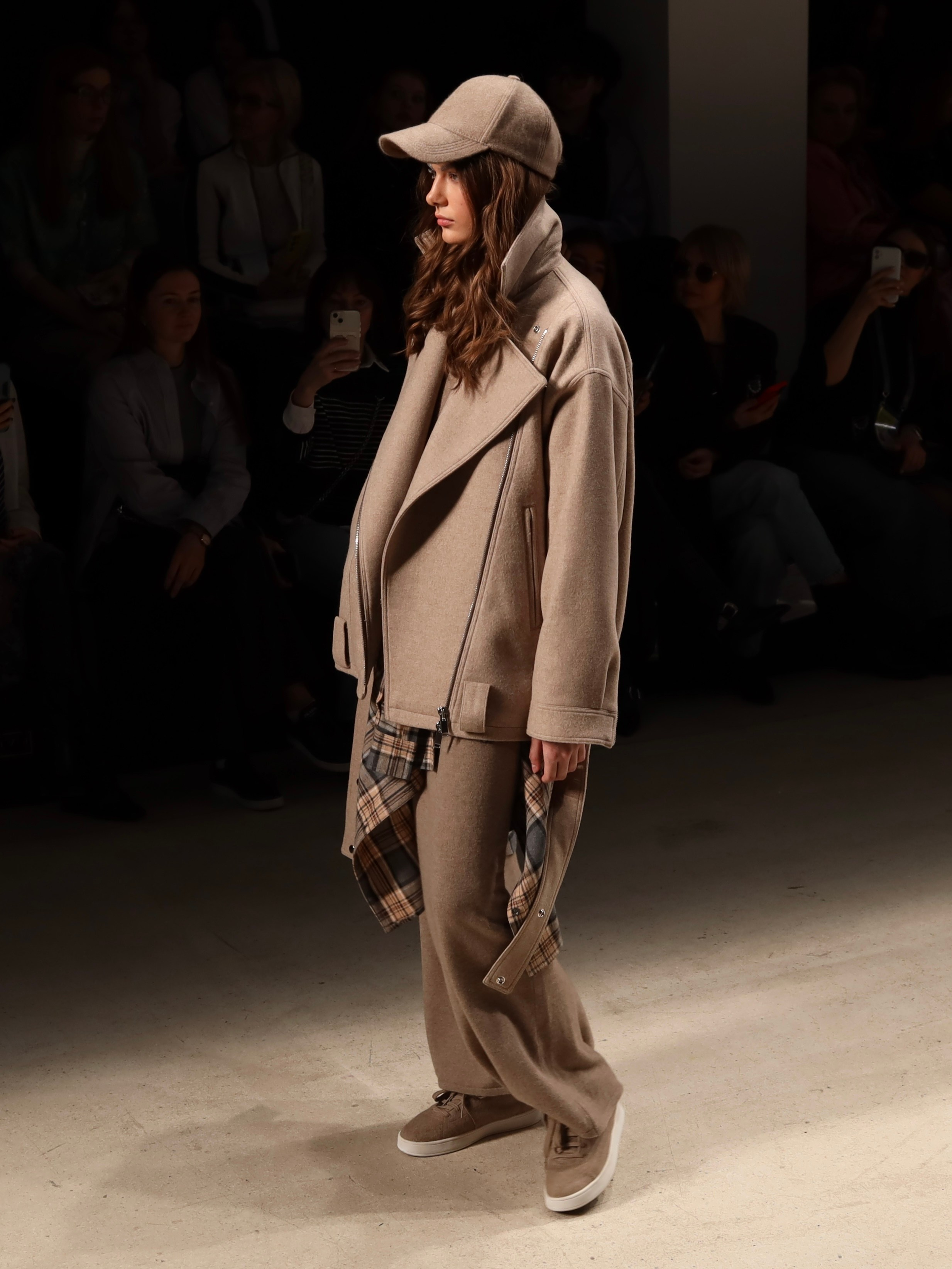 Показ Alpe Cashmere (Москва) — Московская неделя моды 13 марта 2025. Фотосессии и репортаж — Фотограф в Москве — Рина Серёгина